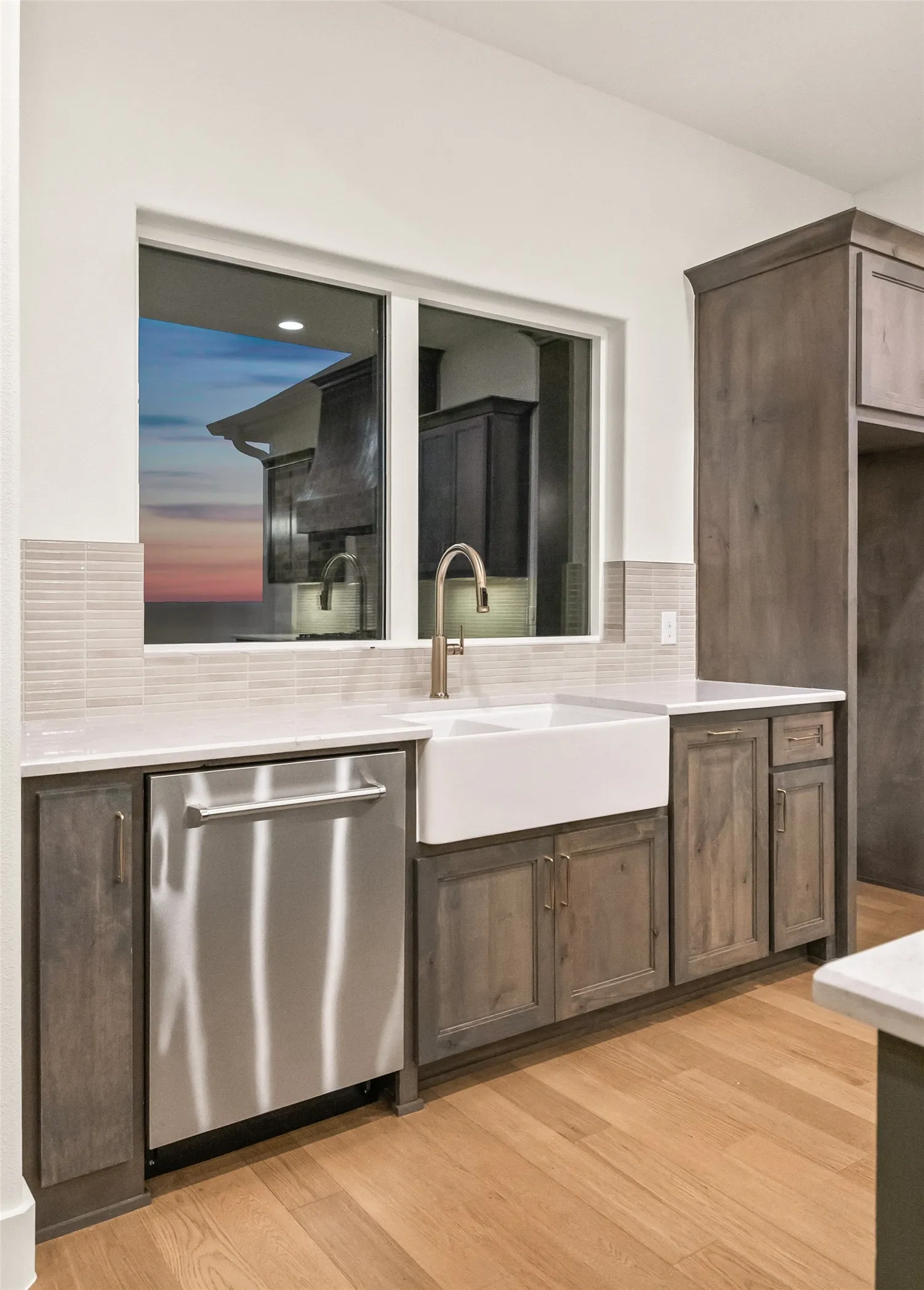 White farmhouse sink with a gooseneck faucet