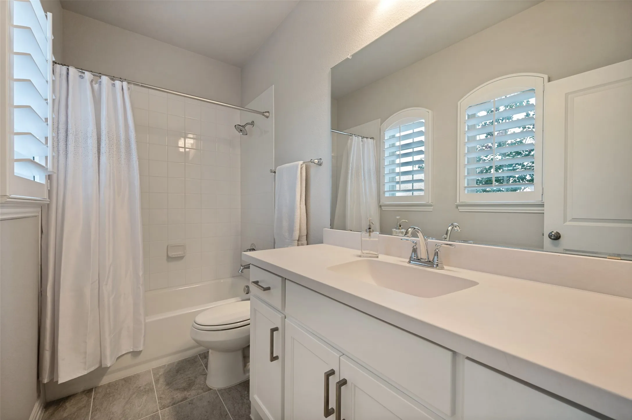Single Family Residence For Sale in Denton County , 9700 Boulder Point Road, Oak Point, Texas 75068, 3 Bedroom, 4 Bathroom, 3 Garage spaces, 2,809 Sqft, built in 2022, mls#21382578, Real Estate Agent in Oak Point, Homes For Sale in Denton county, Homes For Sale in Oak Point, Realtor in Oak Point Texas, Real Estate Brokerage Independent Realty Texas, Luminita Cordes Realtor