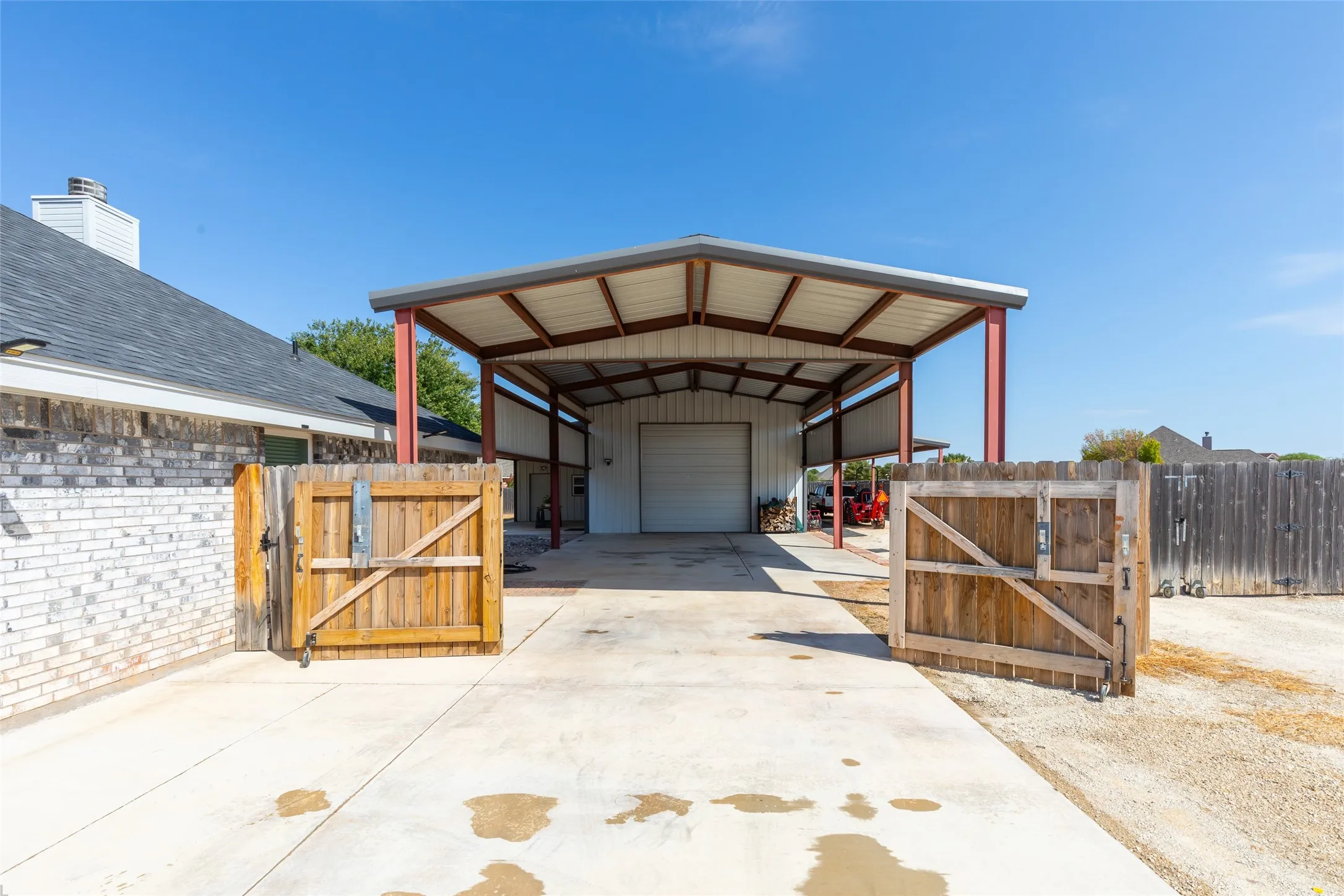 Single Family Residence For Sale in Taylor County , 182 Sugar Biscuit Lane, Abilene, Texas 79602, 4 Bedroom, 4 Bathroom, 2 Garage spaces, 1,972 Sqft, built in 2004, mls#21382352, Real Estate Agent in Abilene, Homes For Sale in Taylor county, Homes For Sale in Abilene, Realtor in Abilene Texas, Real Estate Brokerage Independent Realty Texas, Luminita Cordes Realtor