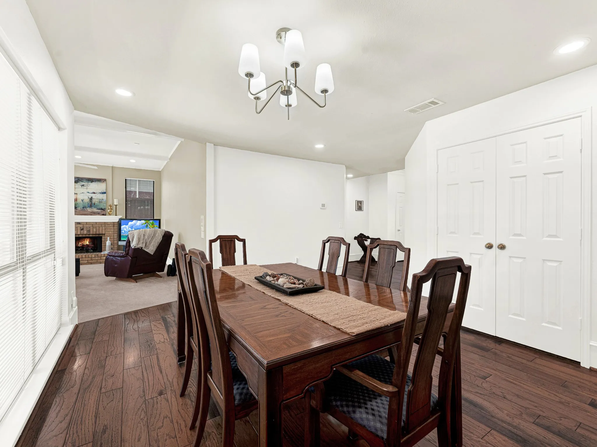 Light and airy dinning area for intimate dinners to hosting large family gatherings.