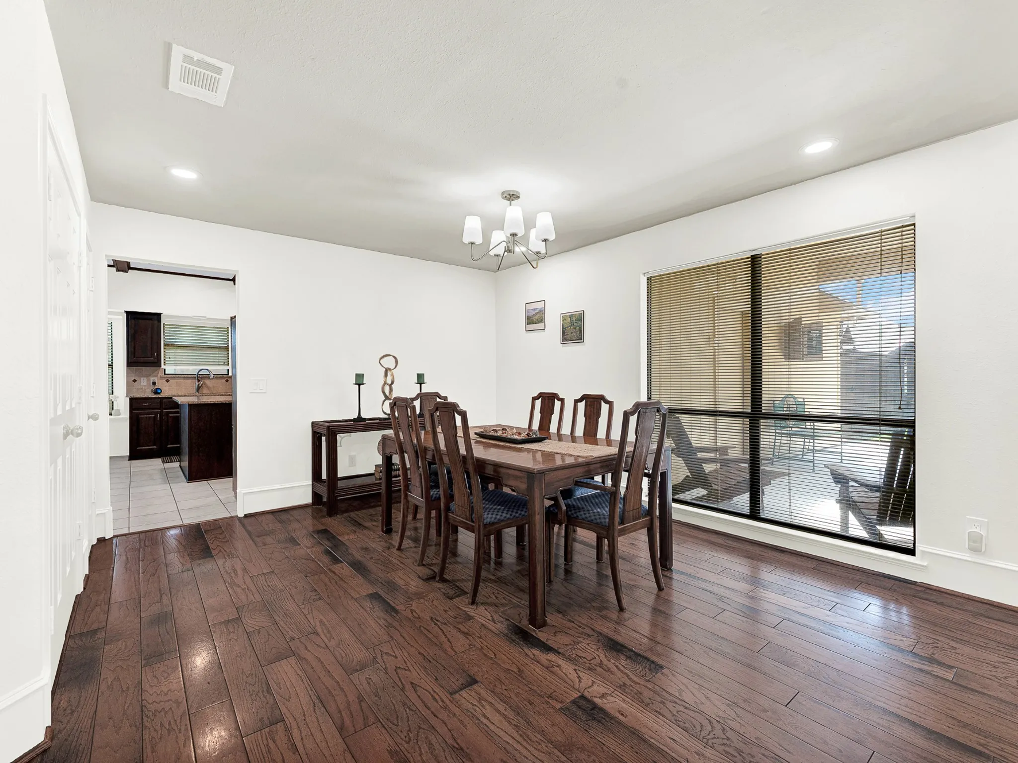 Spacious Dinning room