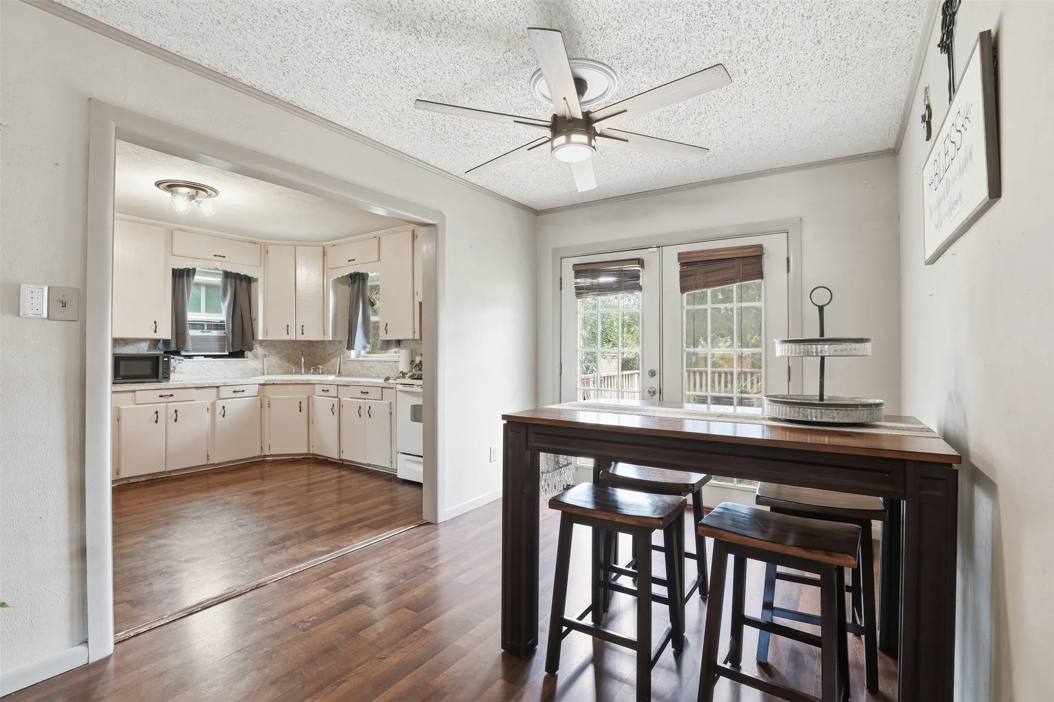 Single Family Residence For Sale in Tarrant County , 4304 Hodgkins Road, Lake Worth, Texas 76135, 3 Bedroom, 1 Bathroom, 1 Garage spaces, 1,101 Sqft, built in 1957, mls#21383991, Real Estate Agent in Lake Worth, Homes For Sale in Tarrant county, Homes For Sale in Lake Worth, Realtor in Lake Worth Texas, Real Estate Brokerage Independent Realty Texas, Luminita Cordes Realtor