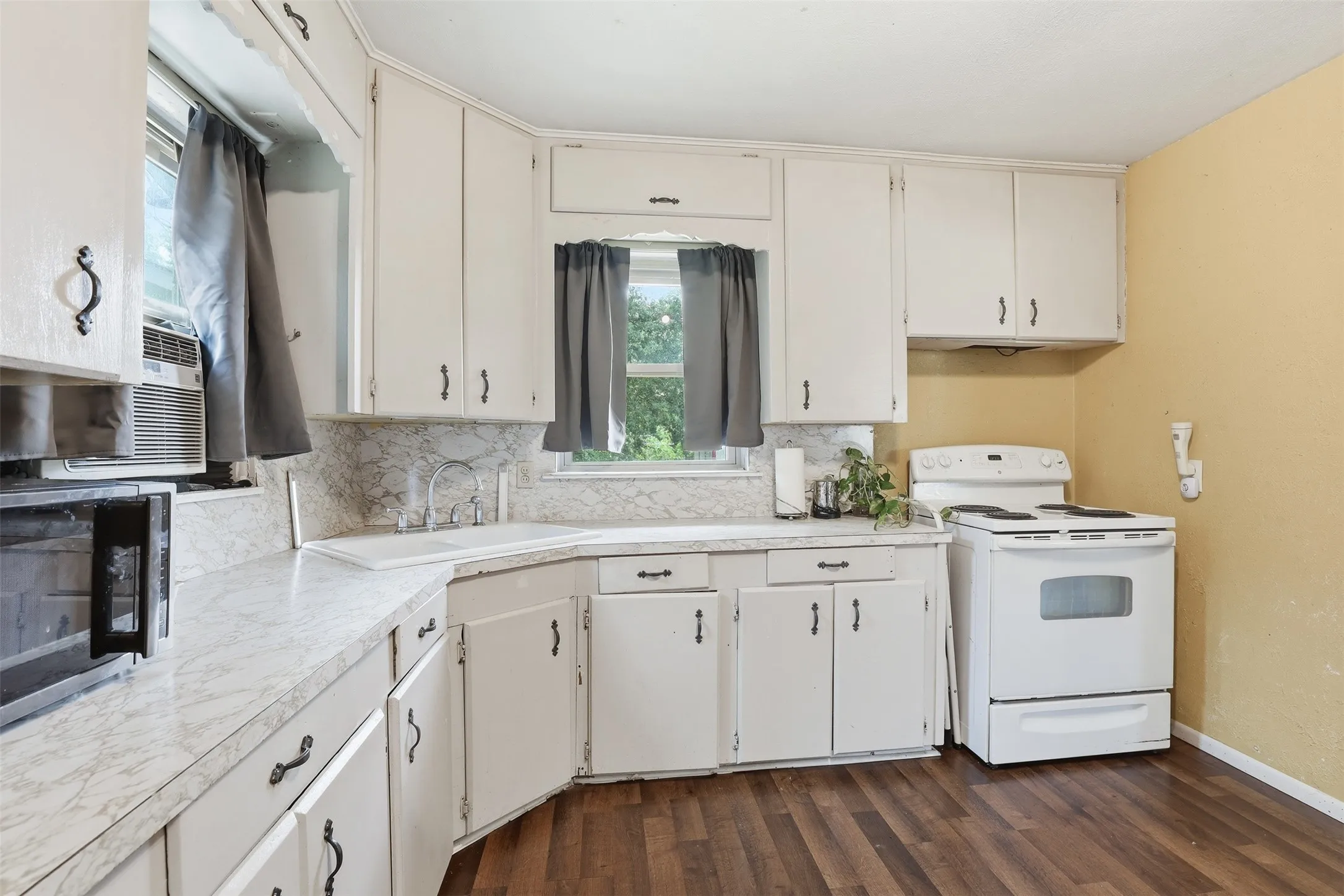 Single Family Residence For Sale in Tarrant County , 4304 Hodgkins Road, Lake Worth, Texas 76135, 3 Bedroom, 1 Bathroom, 1 Garage spaces, 1,101 Sqft, built in 1957, mls#21383991, Real Estate Agent in Lake Worth, Homes For Sale in Tarrant county, Homes For Sale in Lake Worth, Realtor in Lake Worth Texas, Real Estate Brokerage Independent Realty Texas, Luminita Cordes Realtor