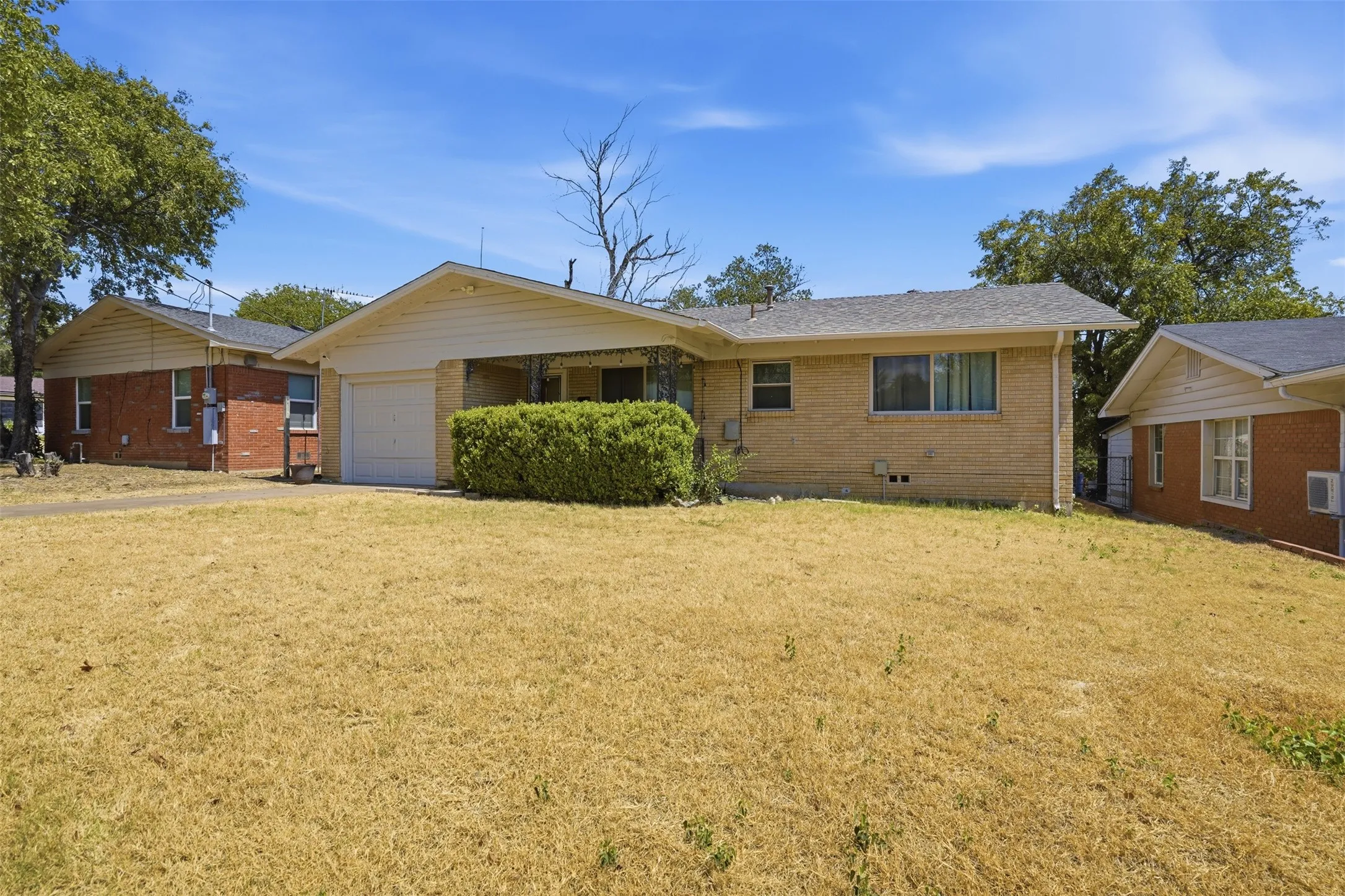 Single Family Residence For Sale in Tarrant County , 4304 Hodgkins Road, Lake Worth, Texas 76135, 3 Bedroom, 1 Bathroom, 1 Garage spaces, 1,101 Sqft, built in 1957, mls#21383991, Real Estate Agent in Lake Worth, Homes For Sale in Tarrant county, Homes For Sale in Lake Worth, Realtor in Lake Worth Texas, Real Estate Brokerage Independent Realty Texas, Luminita Cordes Realtor