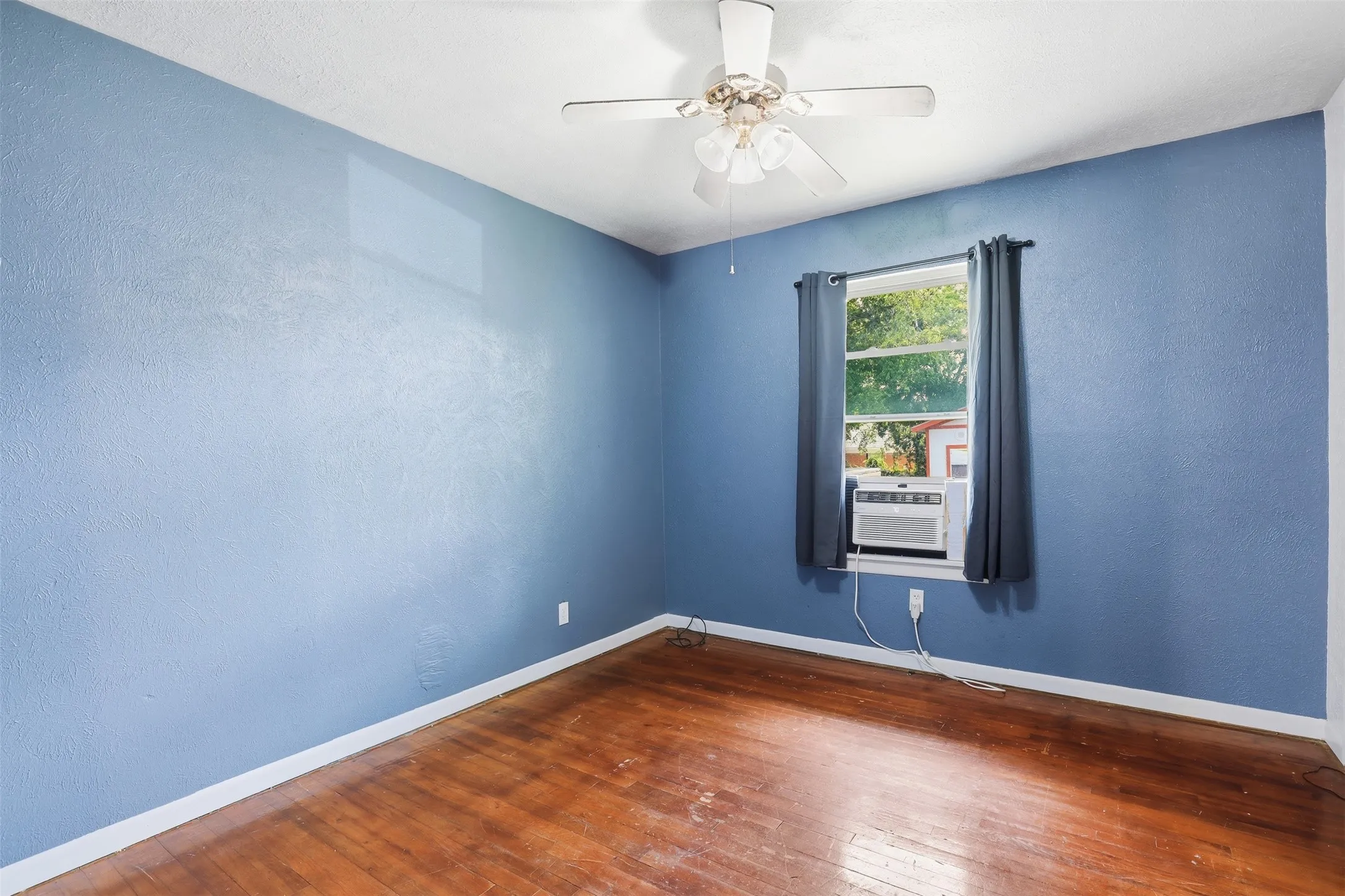 Single Family Residence For Sale in Tarrant County , 4304 Hodgkins Road, Lake Worth, Texas 76135, 3 Bedroom, 1 Bathroom, 1 Garage spaces, 1,101 Sqft, built in 1957, mls#21383991, Real Estate Agent in Lake Worth, Homes For Sale in Tarrant county, Homes For Sale in Lake Worth, Realtor in Lake Worth Texas, Real Estate Brokerage Independent Realty Texas, Luminita Cordes Realtor