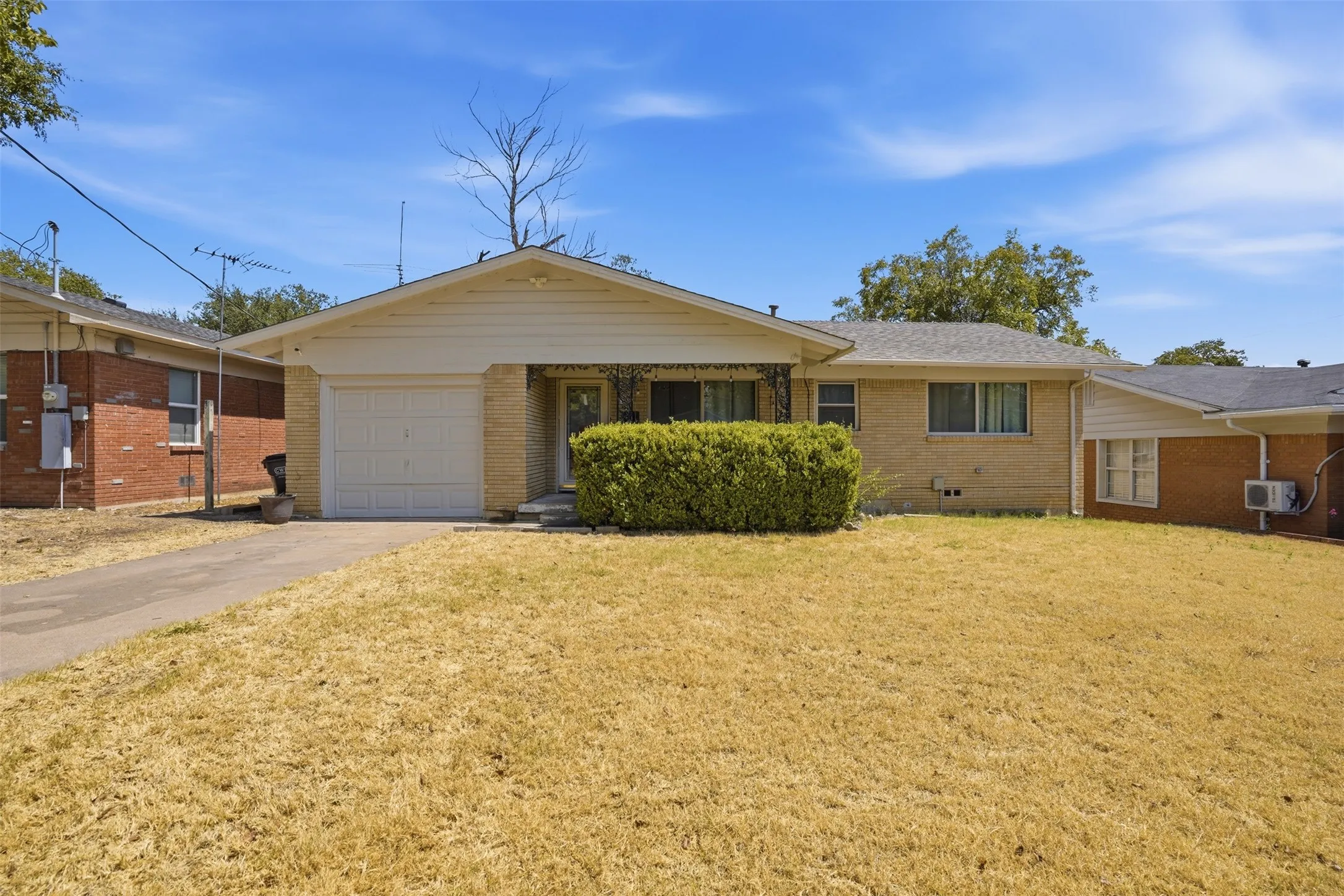 Single Family Residence For Sale in Tarrant County , 4304 Hodgkins Road, Lake Worth, Texas 76135, 3 Bedroom, 1 Bathroom, 1 Garage spaces, 1,101 Sqft, built in 1957, mls#21383991, Real Estate Agent in Lake Worth, Homes For Sale in Tarrant county, Homes For Sale in Lake Worth, Realtor in Lake Worth Texas, Real Estate Brokerage Independent Realty Texas, Luminita Cordes Realtor
