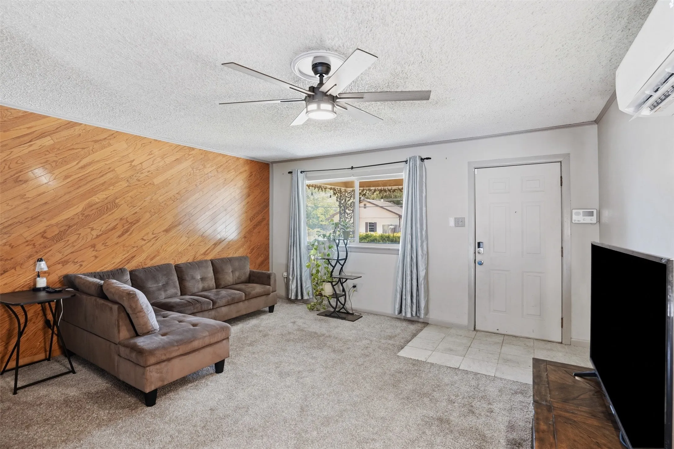 Single Family Residence For Sale in Tarrant County , 4304 Hodgkins Road, Lake Worth, Texas 76135, 3 Bedroom, 1 Bathroom, 1 Garage spaces, 1,101 Sqft, built in 1957, mls#21383991, Real Estate Agent in Lake Worth, Homes For Sale in Tarrant county, Homes For Sale in Lake Worth, Realtor in Lake Worth Texas, Real Estate Brokerage Independent Realty Texas, Luminita Cordes Realtor