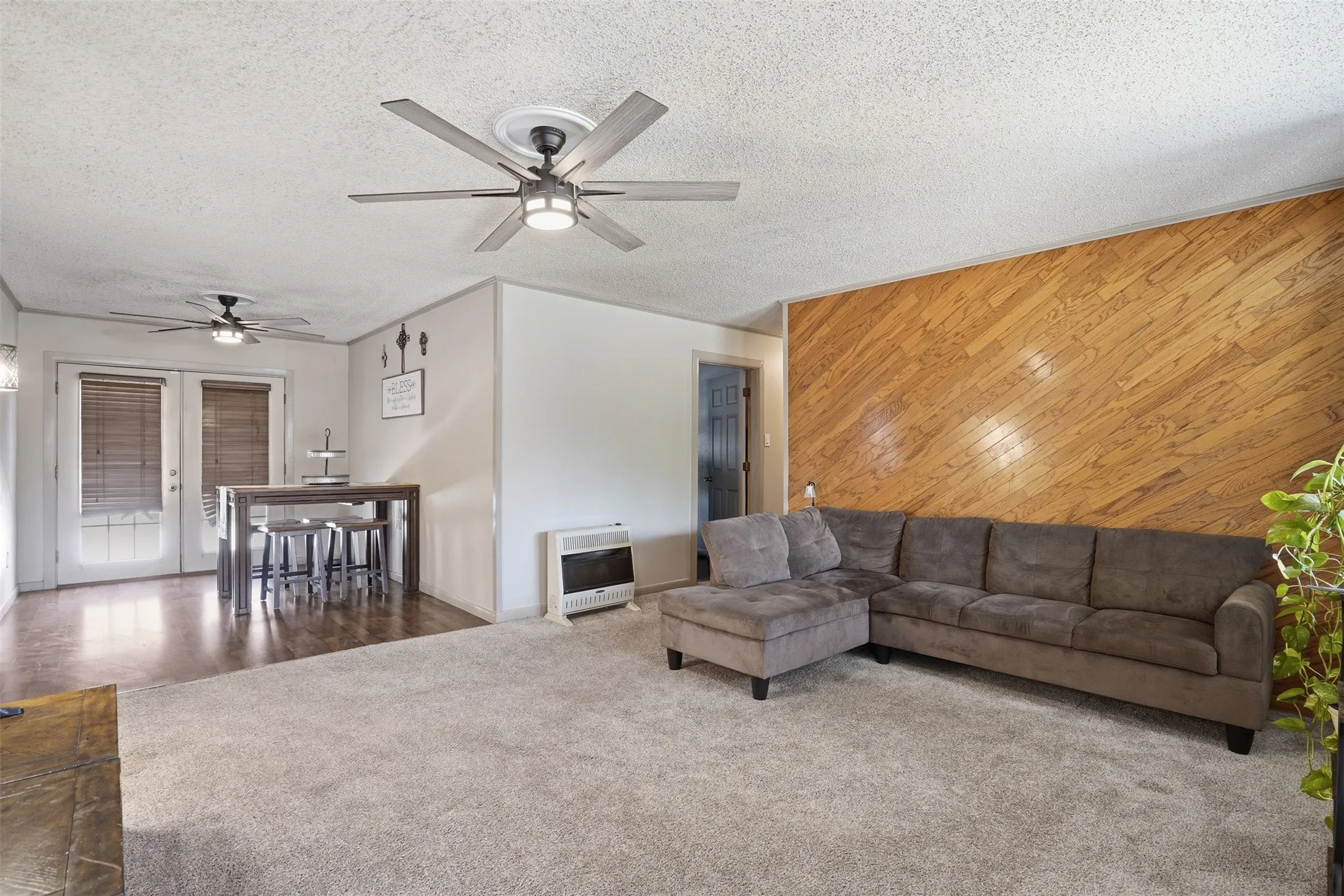 Single Family Residence For Sale in Tarrant County , 4304 Hodgkins Road, Lake Worth, Texas 76135, 3 Bedroom, 1 Bathroom, 1 Garage spaces, 1,101 Sqft, built in 1957, mls#21383991, Real Estate Agent in Lake Worth, Homes For Sale in Tarrant county, Homes For Sale in Lake Worth, Realtor in Lake Worth Texas, Real Estate Brokerage Independent Realty Texas, Luminita Cordes Realtor