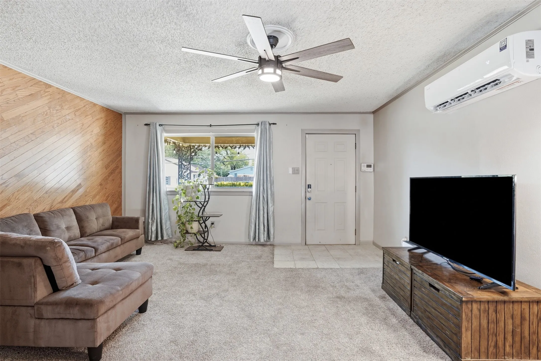 Single Family Residence For Sale in Tarrant County , 4304 Hodgkins Road, Lake Worth, Texas 76135, 3 Bedroom, 1 Bathroom, 1 Garage spaces, 1,101 Sqft, built in 1957, mls#21383991, Real Estate Agent in Lake Worth, Homes For Sale in Tarrant county, Homes For Sale in Lake Worth, Realtor in Lake Worth Texas, Real Estate Brokerage Independent Realty Texas, Luminita Cordes Realtor