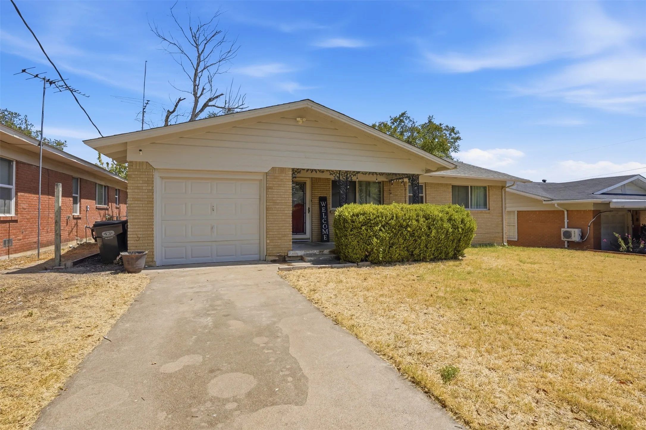 Single Family Residence For Sale in Tarrant County , 4304 Hodgkins Road, Lake Worth, Texas 76135, 3 Bedroom, 1 Bathroom, 1 Garage spaces, 1,101 Sqft, built in 1957, mls#21383991, Real Estate Agent in Lake Worth, Homes For Sale in Tarrant county, Homes For Sale in Lake Worth, Realtor in Lake Worth Texas, Real Estate Brokerage Independent Realty Texas, Luminita Cordes Realtor