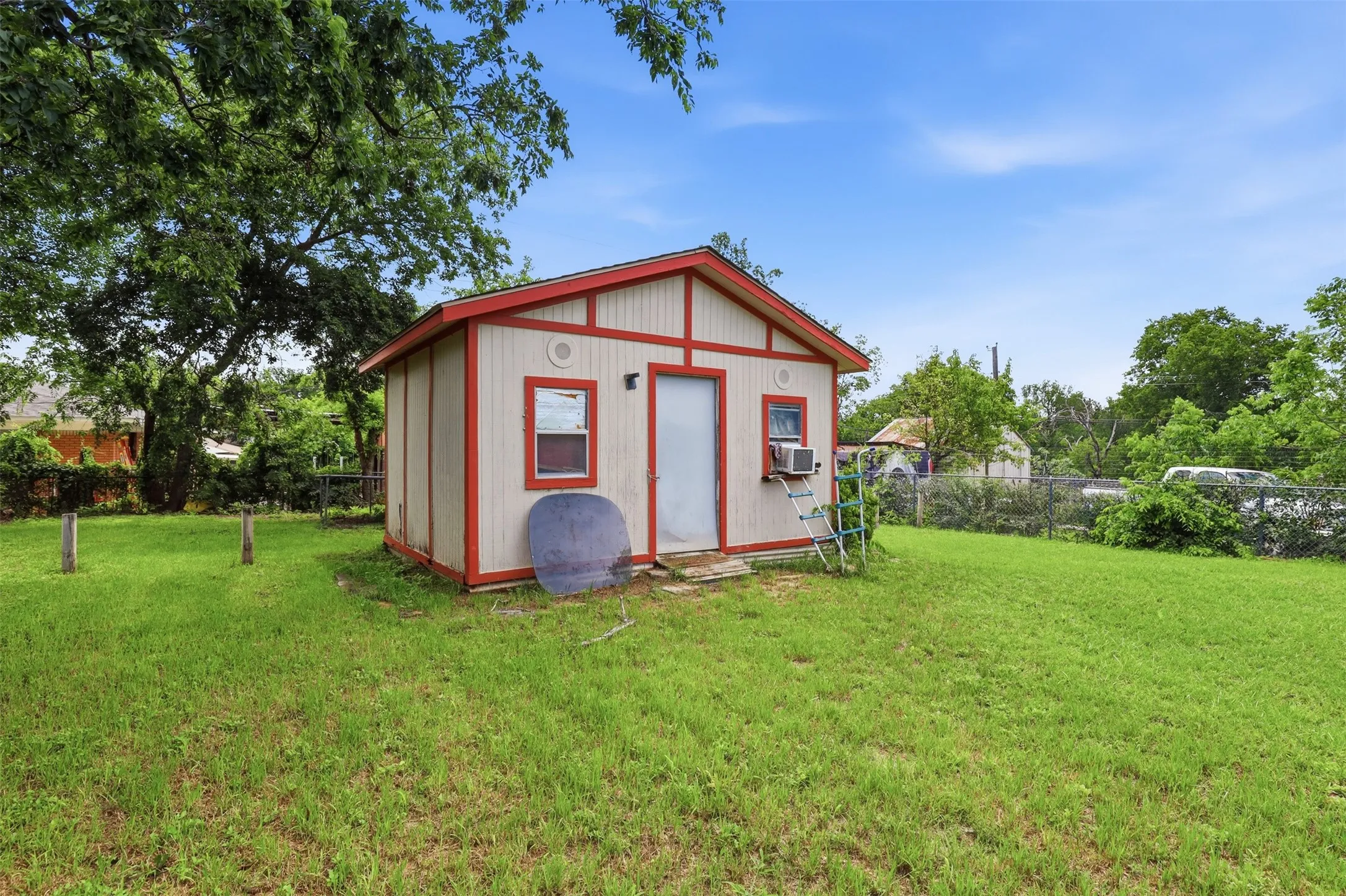 Single Family Residence For Sale in Tarrant County , 4304 Hodgkins Road, Lake Worth, Texas 76135, 3 Bedroom, 1 Bathroom, 1 Garage spaces, 1,101 Sqft, built in 1957, mls#21383991, Real Estate Agent in Lake Worth, Homes For Sale in Tarrant county, Homes For Sale in Lake Worth, Realtor in Lake Worth Texas, Real Estate Brokerage Independent Realty Texas, Luminita Cordes Realtor