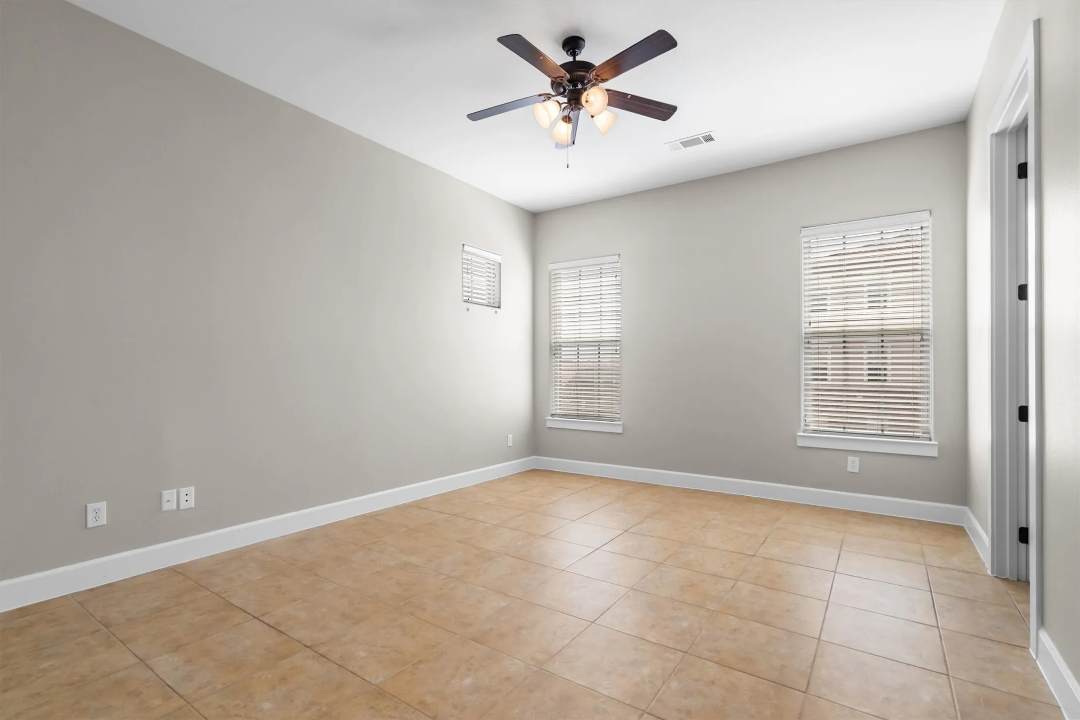 Single Family Residence For Sale in Dallas County , 555 Via Amalfi 312, Irving, Texas 75039, 2 Bedroom, 3 Bathroom, 2 Garage spaces, 1,966 Sqft, built in 2008, mls#21383335, Real Estate Agent in Irving, Homes For Sale in Dallas county, Homes For Sale in Irving, Realtor in Irving Texas, Real Estate Brokerage Independent Realty Texas, Luminita Cordes Realtor