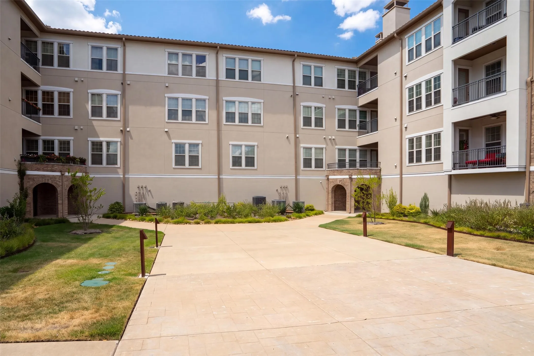 Single Family Residence For Sale in Dallas County , 555 Via Amalfi 312, Irving, Texas 75039, 2 Bedroom, 3 Bathroom, 2 Garage spaces, 1,966 Sqft, built in 2008, mls#21383335, Real Estate Agent in Irving, Homes For Sale in Dallas county, Homes For Sale in Irving, Realtor in Irving Texas, Real Estate Brokerage Independent Realty Texas, Luminita Cordes Realtor