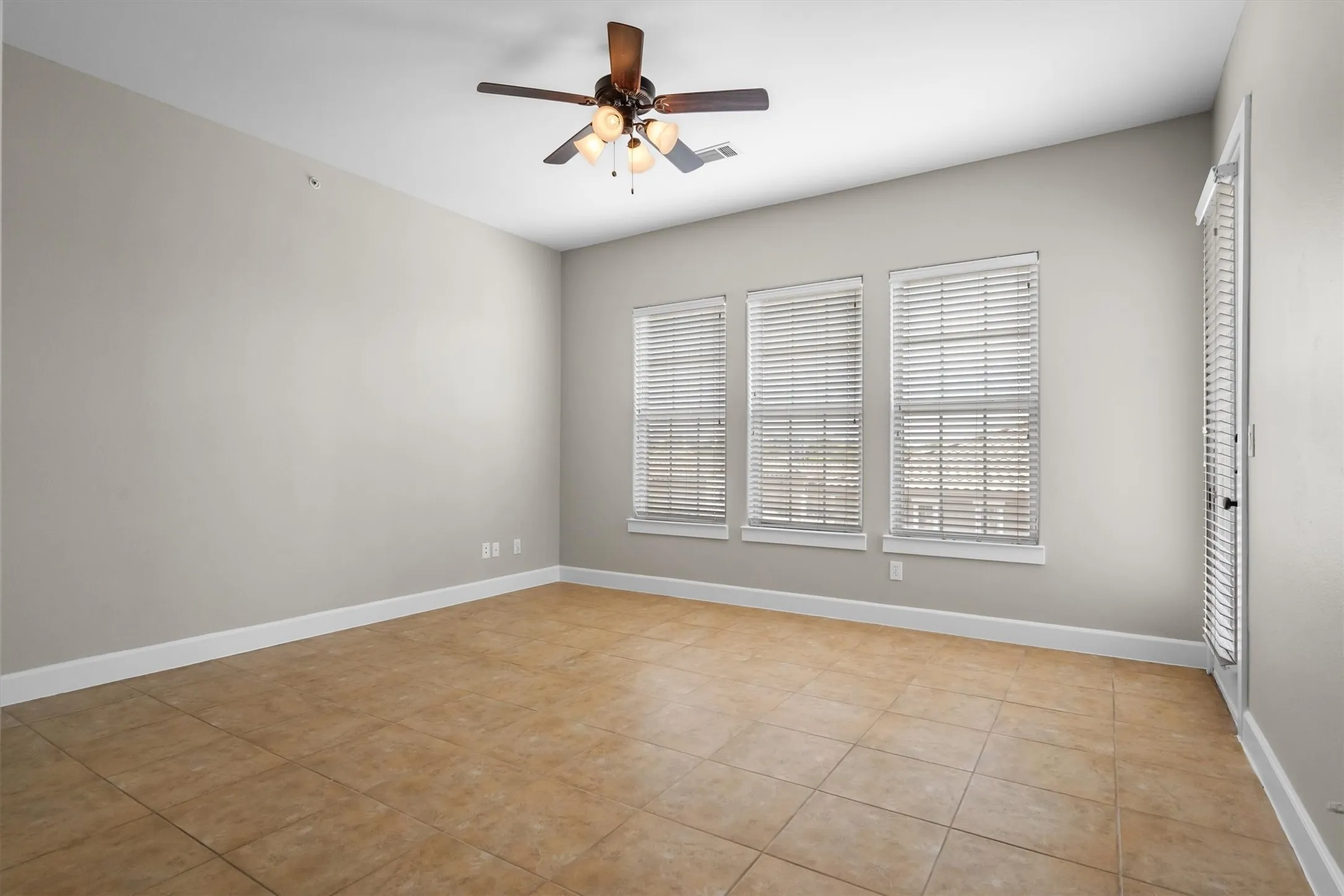 Single Family Residence For Sale in Dallas County , 555 Via Amalfi 312, Irving, Texas 75039, 2 Bedroom, 3 Bathroom, 2 Garage spaces, 1,966 Sqft, built in 2008, mls#21383335, Real Estate Agent in Irving, Homes For Sale in Dallas county, Homes For Sale in Irving, Realtor in Irving Texas, Real Estate Brokerage Independent Realty Texas, Luminita Cordes Realtor