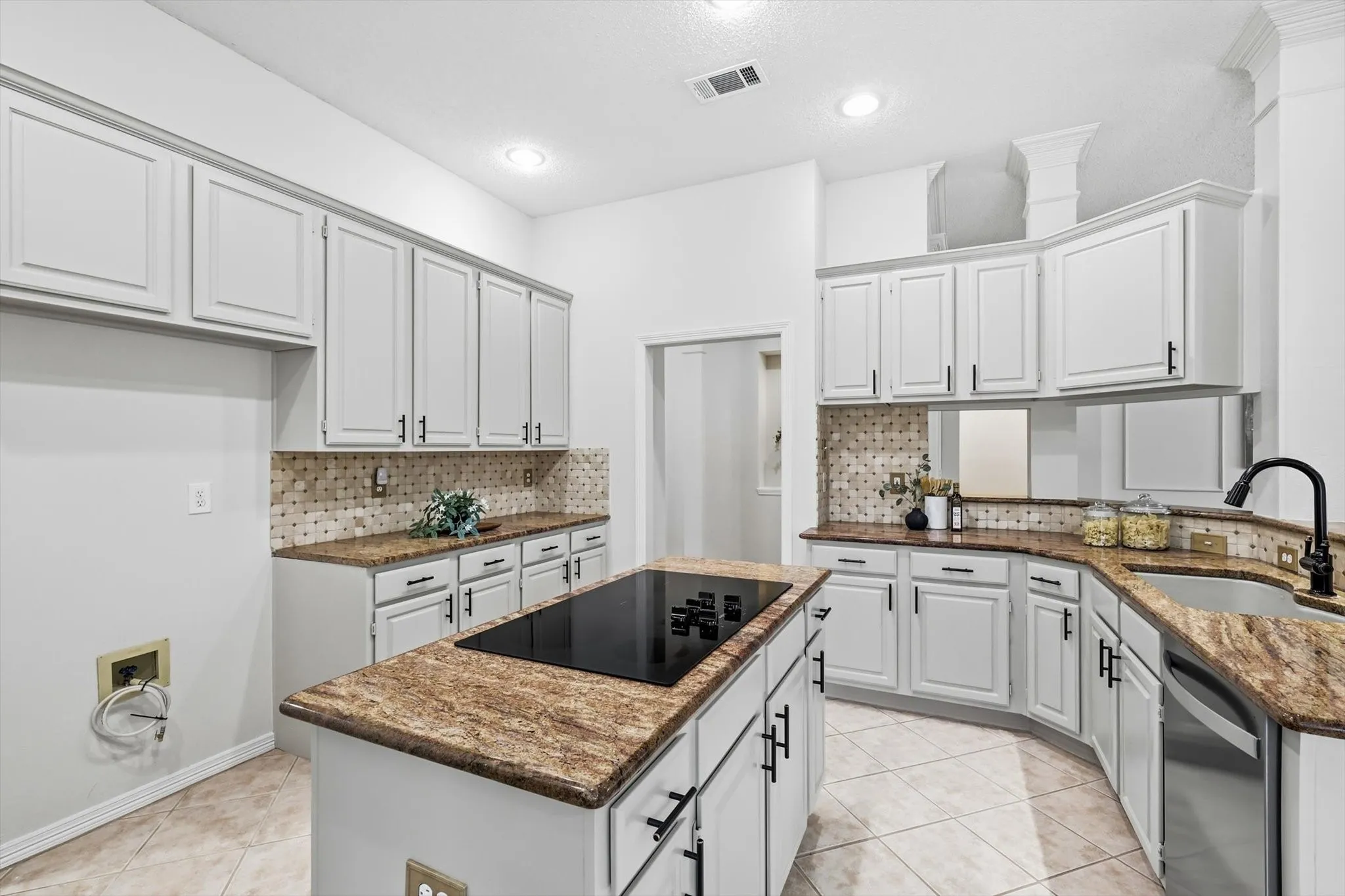 Spacious Kitchen w-Lots of Countertop Space