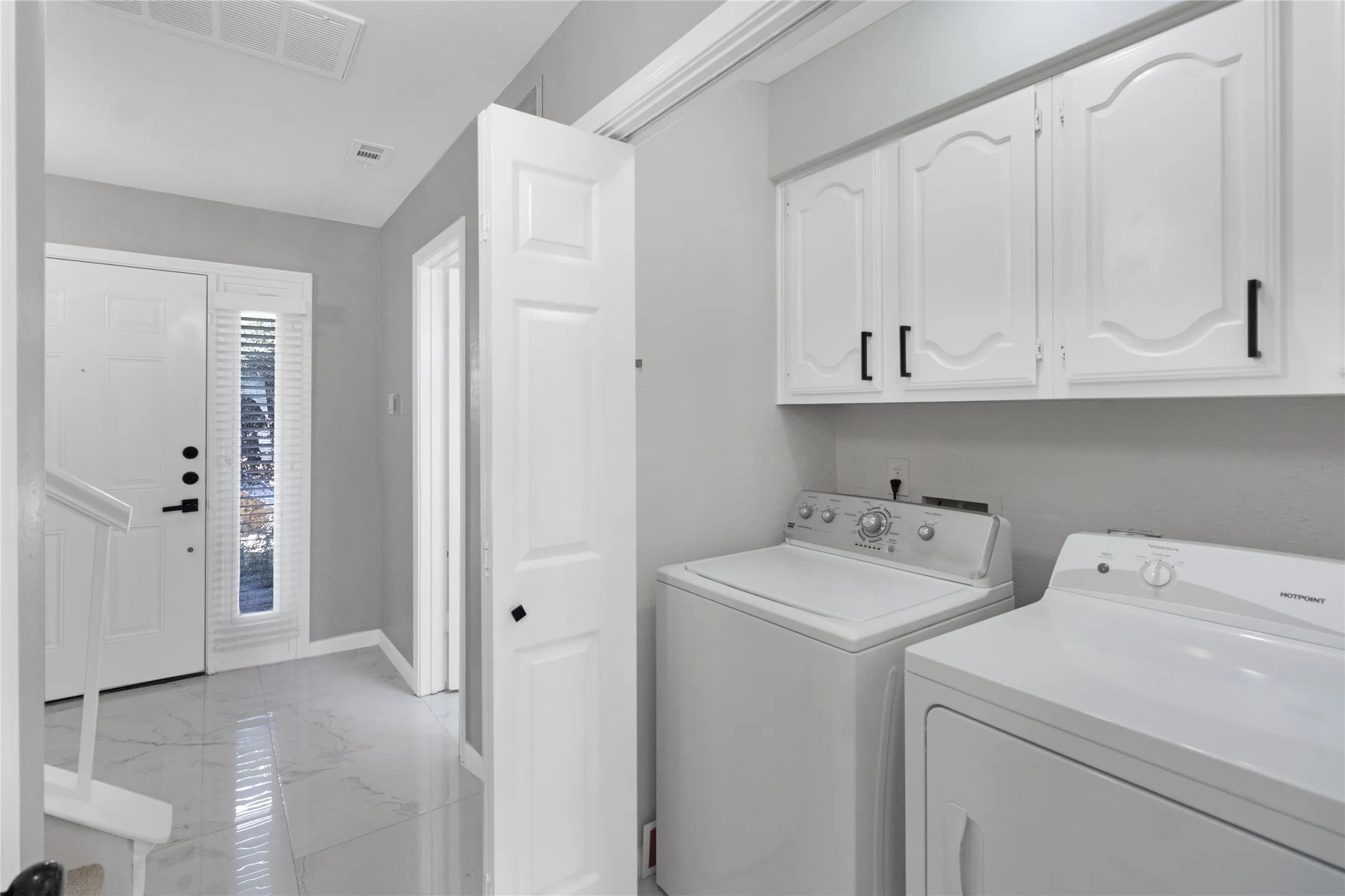 Condominium For Sale in Dallas County , 2835 Keller Springs Road 903, Carrollton, Texas 75006, 2 Bedroom, 3 Bathroom, Garage spaces, 1,264 Sqft, built in 1982, mls#21383995, Real Estate Agent in Carrollton, Homes For Sale in Dallas county, Homes For Sale in Carrollton, Realtor in Carrollton Texas, Real Estate Brokerage Independent Realty Texas, Luminita Cordes Realtor