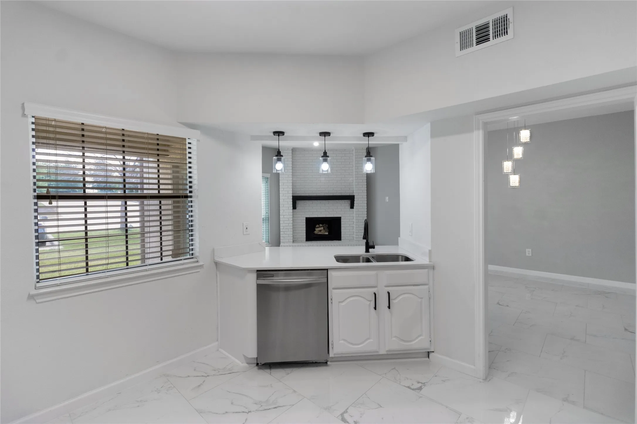 Condominium For Sale in Dallas County , 2835 Keller Springs Road 903, Carrollton, Texas 75006, 2 Bedroom, 3 Bathroom, Garage spaces, 1,264 Sqft, built in 1982, mls#21383995, Real Estate Agent in Carrollton, Homes For Sale in Dallas county, Homes For Sale in Carrollton, Realtor in Carrollton Texas, Real Estate Brokerage Independent Realty Texas, Luminita Cordes Realtor