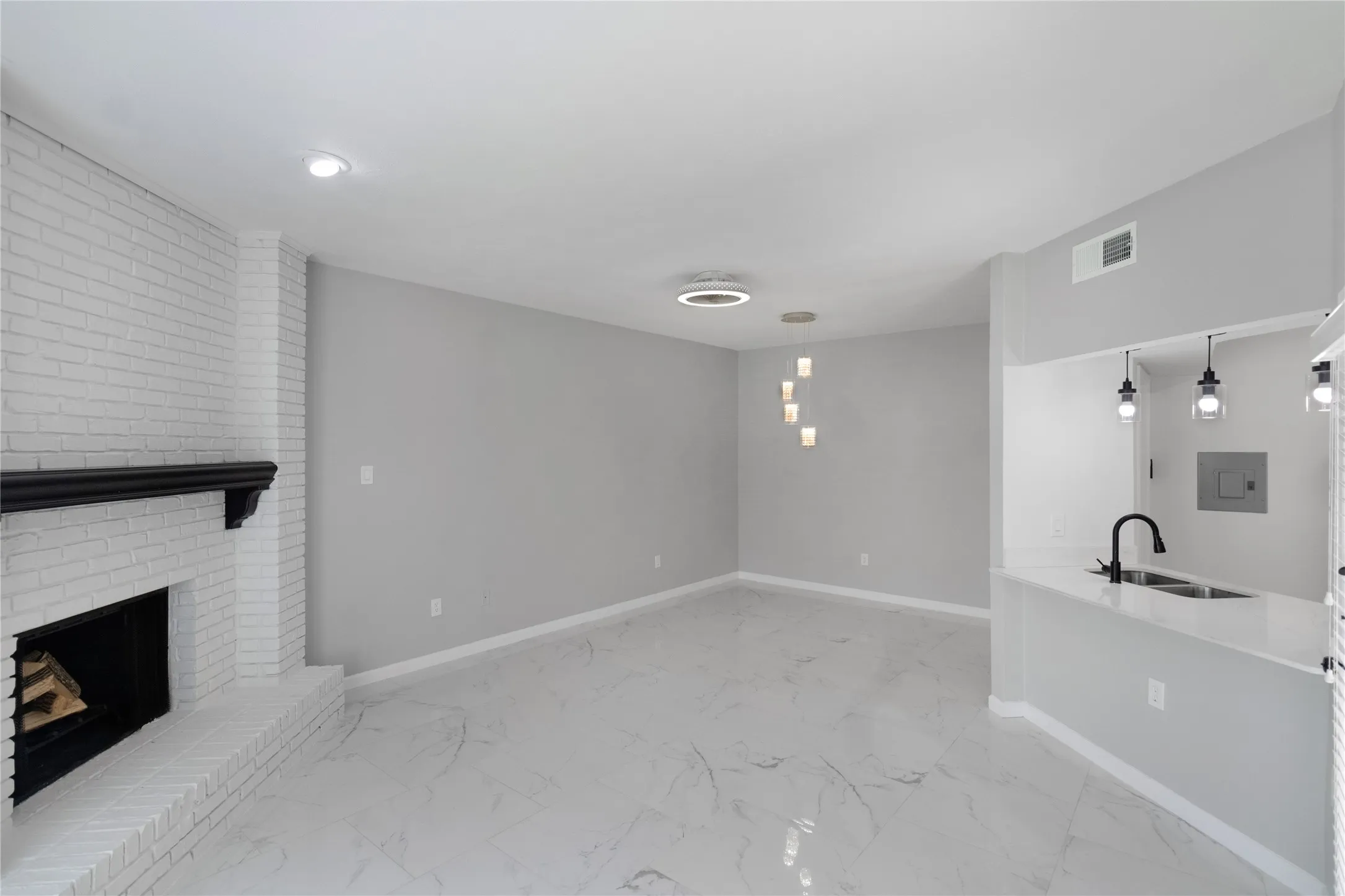 Condominium For Sale in Dallas County , 2835 Keller Springs Road 903, Carrollton, Texas 75006, 2 Bedroom, 3 Bathroom, Garage spaces, 1,264 Sqft, built in 1982, mls#21383995, Real Estate Agent in Carrollton, Homes For Sale in Dallas county, Homes For Sale in Carrollton, Realtor in Carrollton Texas, Real Estate Brokerage Independent Realty Texas, Luminita Cordes Realtor
