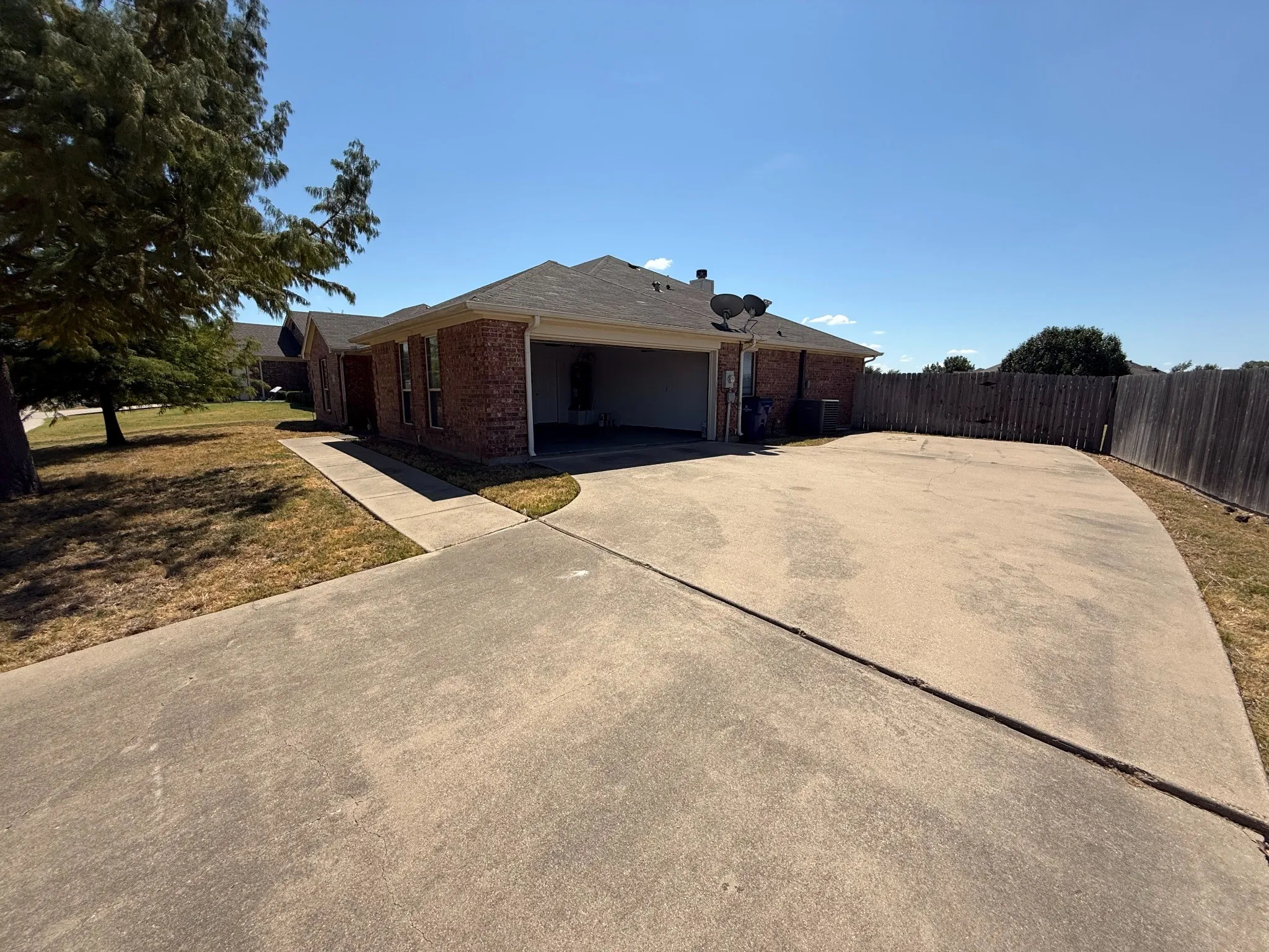 Single Family Residence For Sale in Ellis County , 1334 Yukon Drive, Midlothian, Texas 76065, 4 Bedroom, 2 Bathroom, 2 Garage spaces, 1,767 Sqft, built in 2005, mls#21382367, Real Estate Agent in Midlothian, Homes For Sale in Ellis county, Homes For Sale in Midlothian, Realtor in Midlothian Texas, Real Estate Brokerage Independent Realty Texas, Luminita Cordes Realtor