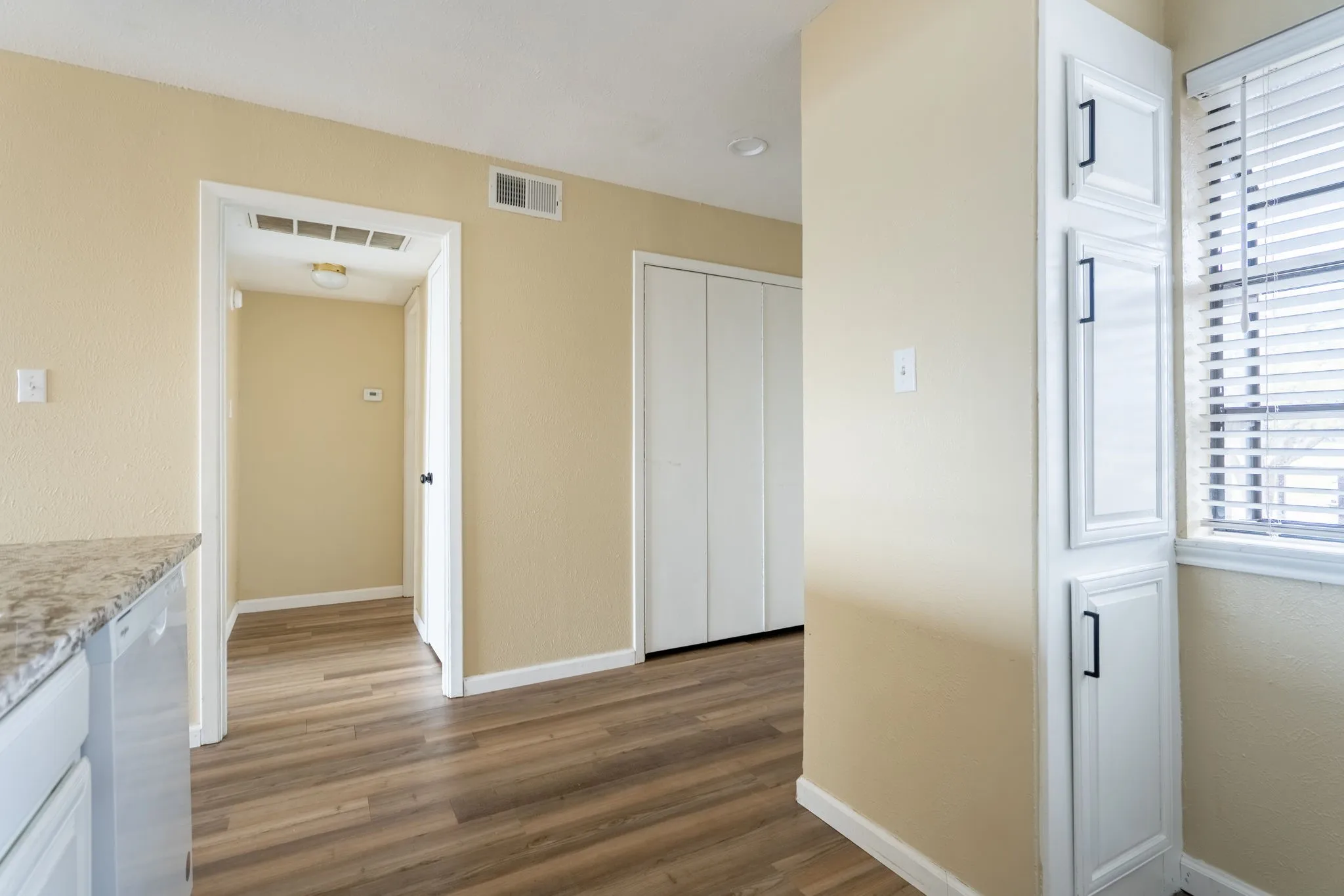 Condominium For Rent in Rockwall County , 205 Henry M Chandler Drive, Rockwall, Texas 75032, 1 Bedroom, 1 Bathroom, Garage spaces, 765 Sqft, built in 1982, mls#21383999, Real Estate Agent in Rockwall, Homes For Rent in Rockwall county, Homes For Rent in Rockwall, Realtor in Rockwall Texas, Real Estate Brokerage Independent Realty Texas, Luminita Cordes Realtor
