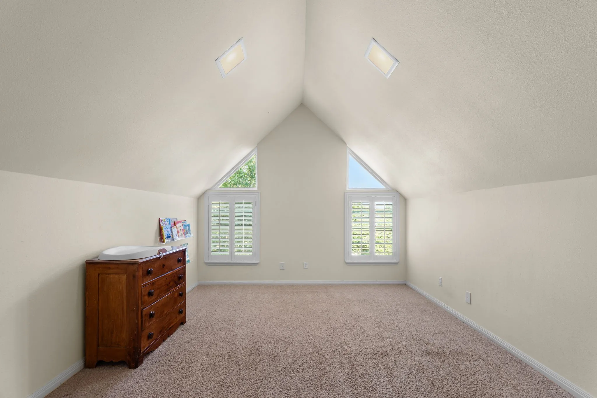 Single Family Residence For Sale in Mc Lennan County , 10026 Forest View Drive, Woodway, Texas 76712, 4 Bedroom, 3 Bathroom, 2 Garage spaces, 3,929 Sqft, built in 1984, mls#21383825, Real Estate Agent in Woodway, Homes For Sale in Mc Lennan county, Homes For Sale in Woodway, Realtor in Woodway Texas, Real Estate Brokerage Independent Realty Texas, Luminita Cordes Realtor
