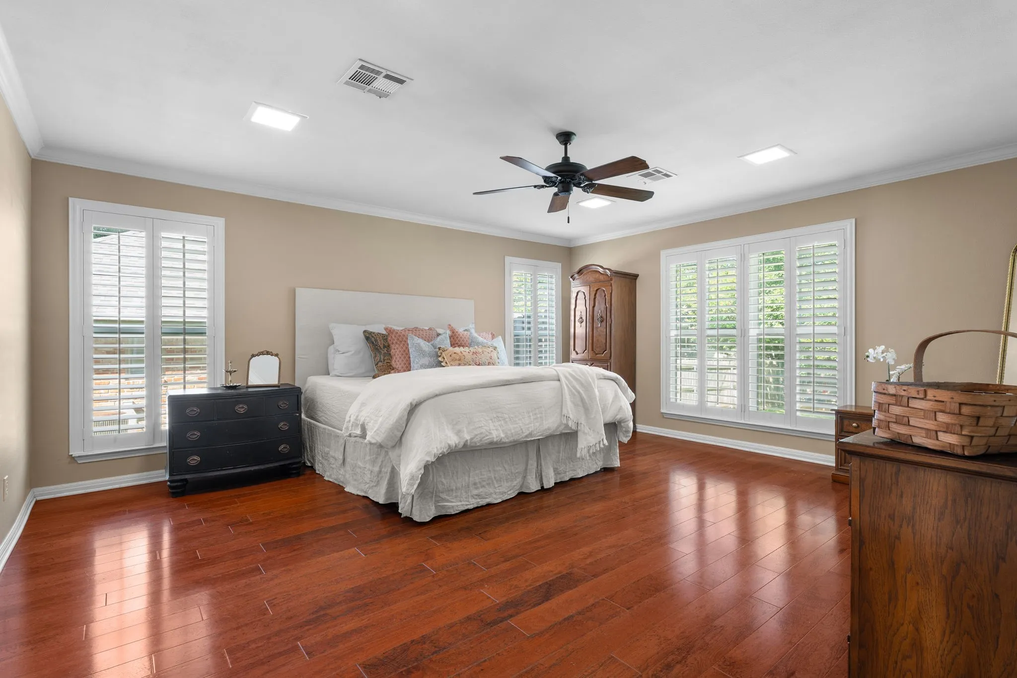 Single Family Residence For Sale in Mc Lennan County , 10026 Forest View Drive, Woodway, Texas 76712, 4 Bedroom, 3 Bathroom, 2 Garage spaces, 3,929 Sqft, built in 1984, mls#21383825, Real Estate Agent in Woodway, Homes For Sale in Mc Lennan county, Homes For Sale in Woodway, Realtor in Woodway Texas, Real Estate Brokerage Independent Realty Texas, Luminita Cordes Realtor