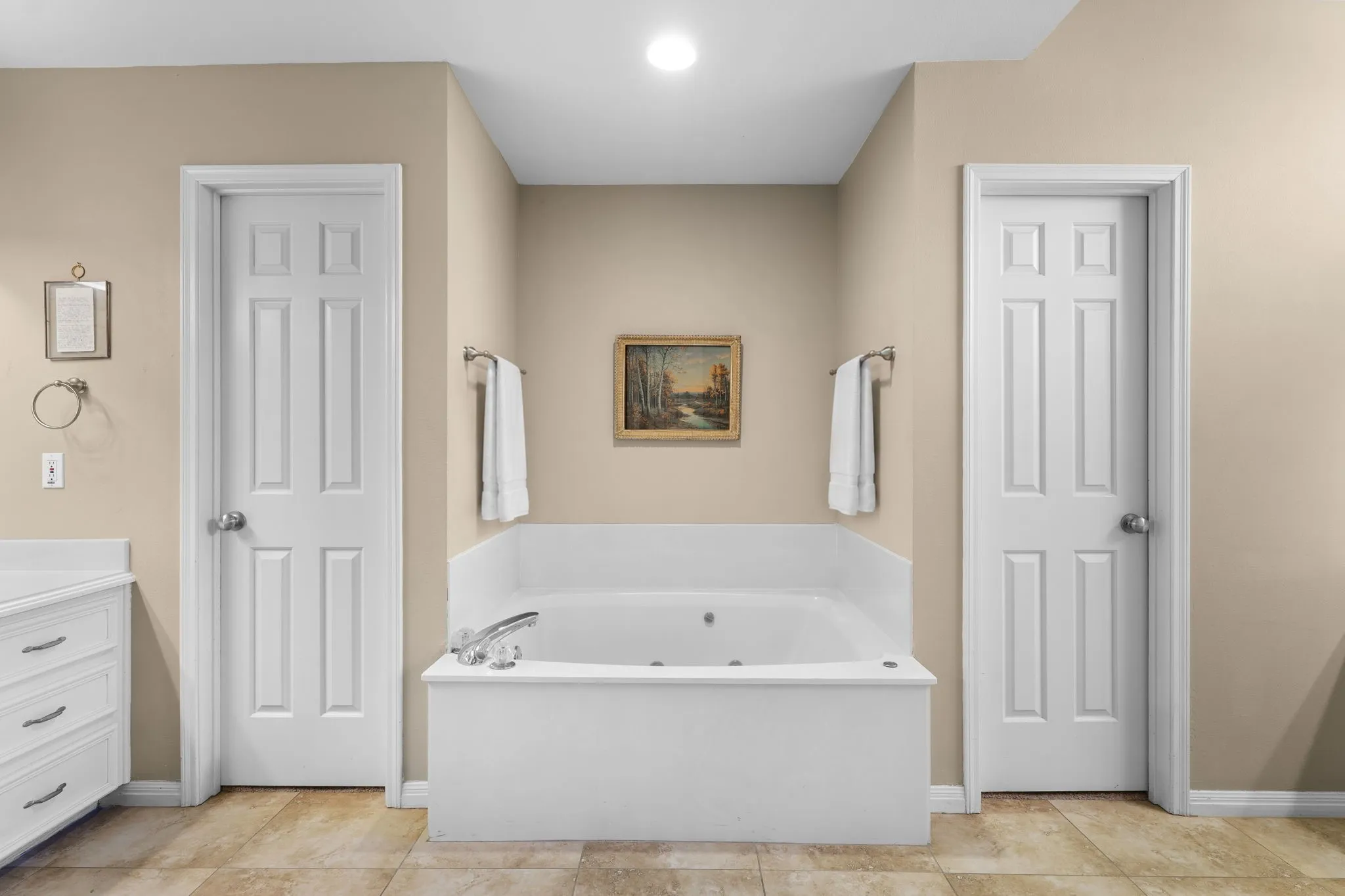 Single Family Residence For Sale in Mc Lennan County , 10026 Forest View Drive, Woodway, Texas 76712, 4 Bedroom, 3 Bathroom, 2 Garage spaces, 3,929 Sqft, built in 1984, mls#21383825, Real Estate Agent in Woodway, Homes For Sale in Mc Lennan county, Homes For Sale in Woodway, Realtor in Woodway Texas, Real Estate Brokerage Independent Realty Texas, Luminita Cordes Realtor