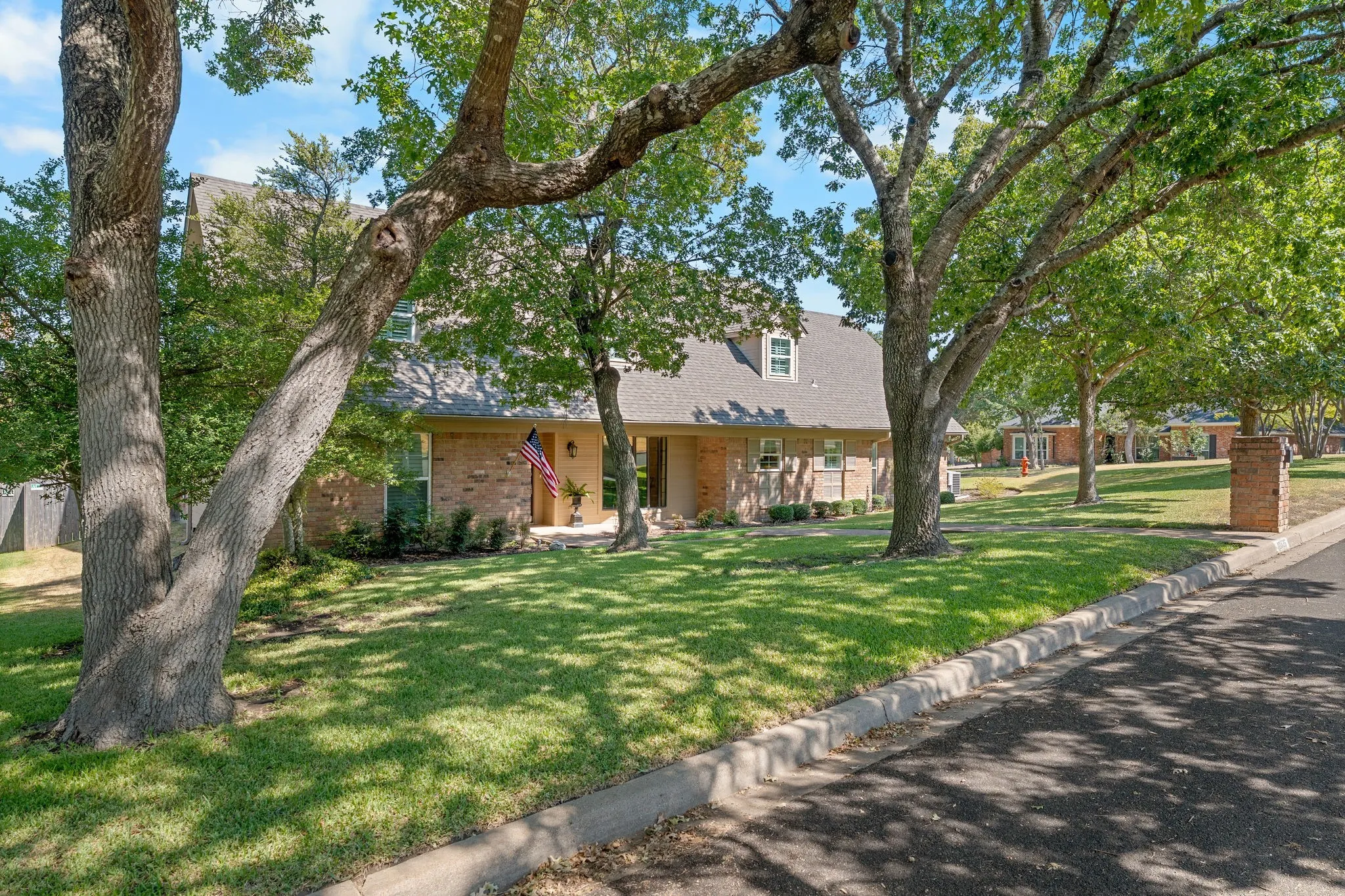 Single Family Residence For Sale in Mc Lennan County , 10026 Forest View Drive, Woodway, Texas 76712, 4 Bedroom, 3 Bathroom, 2 Garage spaces, 3,929 Sqft, built in 1984, mls#21383825, Real Estate Agent in Woodway, Homes For Sale in Mc Lennan county, Homes For Sale in Woodway, Realtor in Woodway Texas, Real Estate Brokerage Independent Realty Texas, Luminita Cordes Realtor