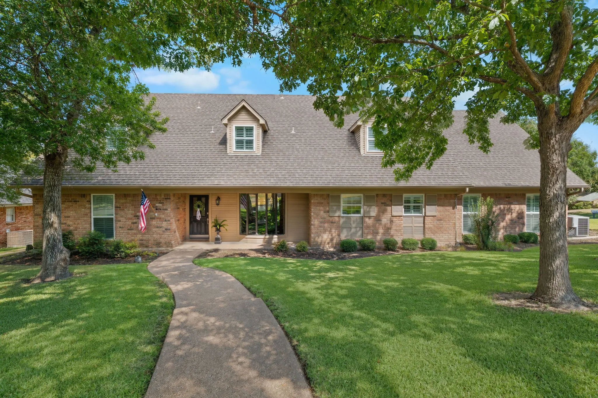 Single Family Residence For Sale in Mc Lennan County , 10026 Forest View Drive, Woodway, Texas 76712, 4 Bedroom, 3 Bathroom, 2 Garage spaces, 3,929 Sqft, built in 1984, mls#21383825, Real Estate Agent in Woodway, Homes For Sale in Mc Lennan county, Homes For Sale in Woodway, Realtor in Woodway Texas, Real Estate Brokerage Independent Realty Texas, Luminita Cordes Realtor