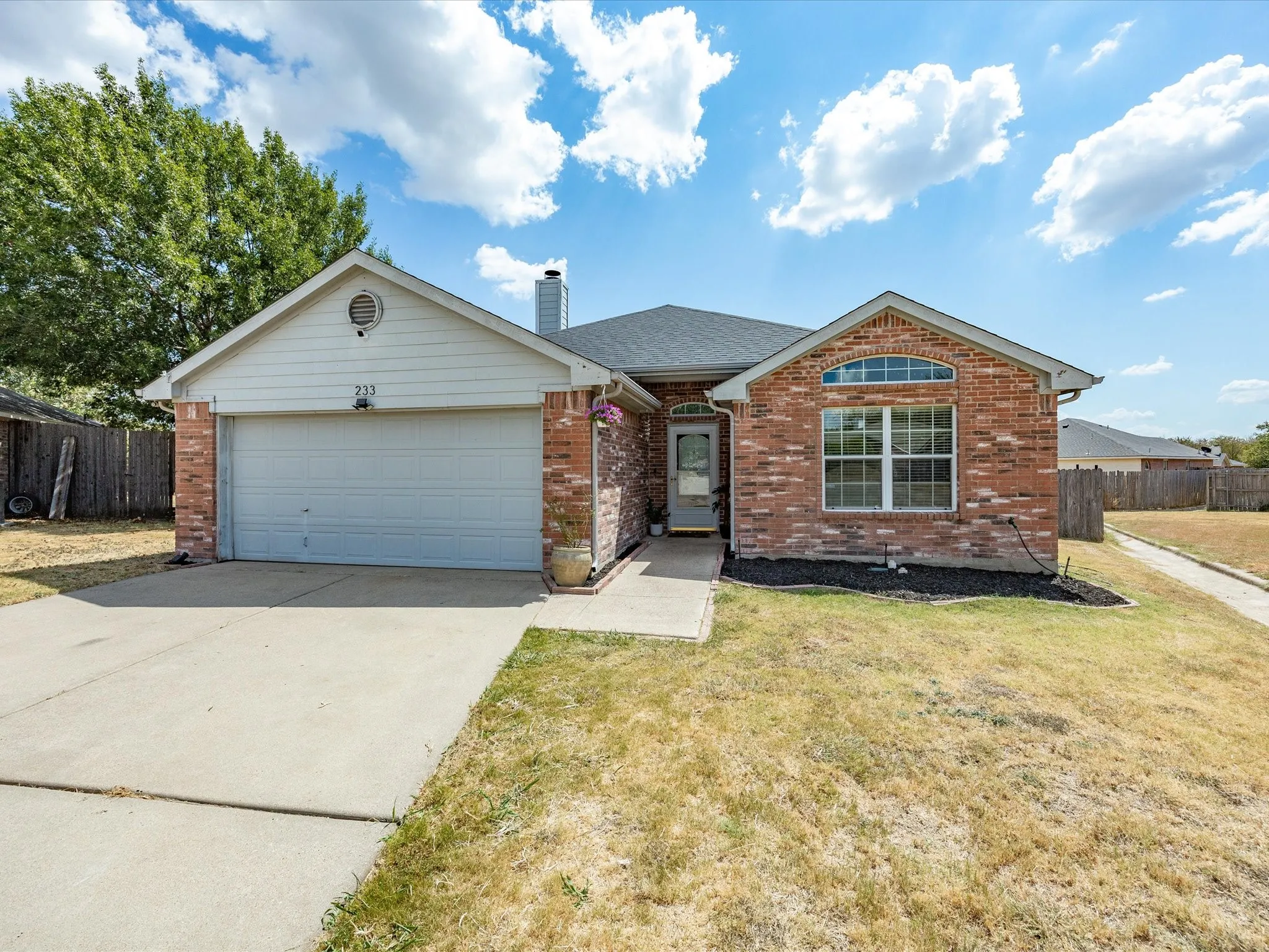 Single Family Residence For Sale in Wise County , 233 Kings Way Court, Rhome, Texas 76078, 3 Bedroom, 2 Bathroom, 2 Garage spaces, 1,382 Sqft, built in 2004, mls#21383624, Real Estate Agent in Rhome, Homes For Sale in Wise county, Homes For Sale in Rhome, Realtor in Rhome Texas, Real Estate Brokerage Independent Realty Texas, Luminita Cordes Realtor
