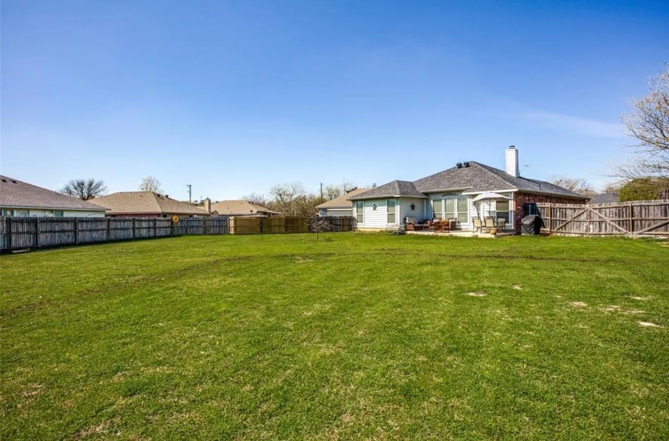 Single Family Residence For Sale in Wise County , 233 Kings Way Court, Rhome, Texas 76078, 3 Bedroom, 2 Bathroom, 2 Garage spaces, 1,382 Sqft, built in 2004, mls#21383624, Real Estate Agent in Rhome, Homes For Sale in Wise county, Homes For Sale in Rhome, Realtor in Rhome Texas, Real Estate Brokerage Independent Realty Texas, Luminita Cordes Realtor