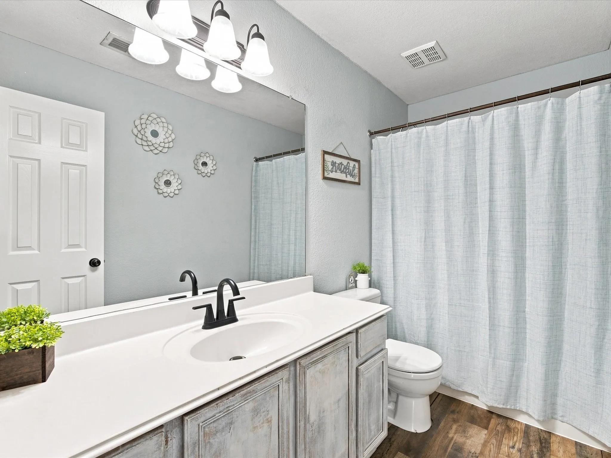 Single Family Residence For Sale in Wise County , 233 Kings Way Court, Rhome, Texas 76078, 3 Bedroom, 2 Bathroom, 2 Garage spaces, 1,382 Sqft, built in 2004, mls#21383624, Real Estate Agent in Rhome, Homes For Sale in Wise county, Homes For Sale in Rhome, Realtor in Rhome Texas, Real Estate Brokerage Independent Realty Texas, Luminita Cordes Realtor