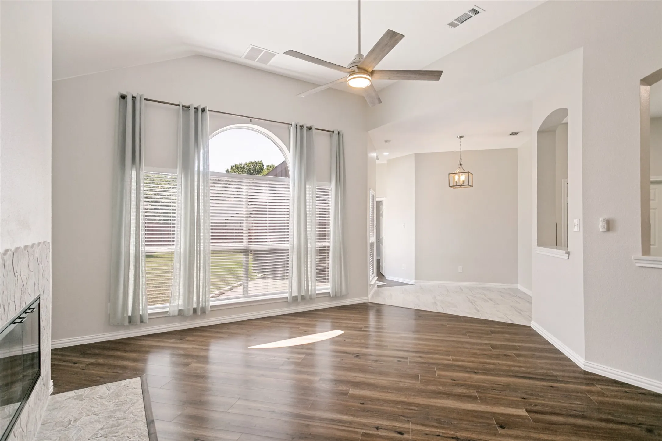 Single Family Residence For Rent in Collin County , 4034 Midrose Trail, Dallas, Texas 75287, 3 Bedroom, 2 Bathroom, 2 Garage spaces, 1,587 Sqft, built in 1997, mls#21383855, Real Estate Agent in Dallas, Homes For Rent in Collin county, Homes For Rent in Dallas, Realtor in Dallas Texas, Real Estate Brokerage Independent Realty Texas, Luminita Cordes Realtor