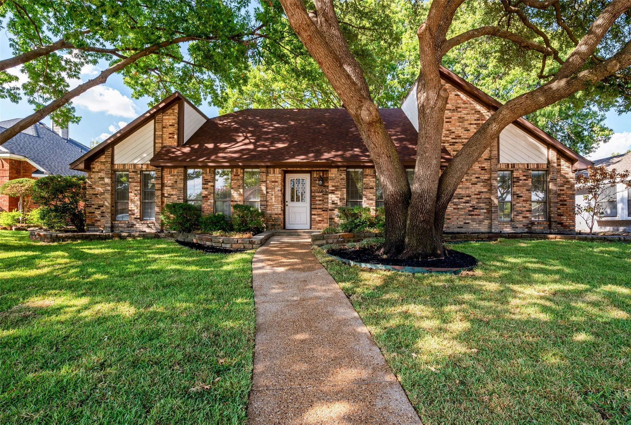 Single Family Residence For Sale in Collin County , 1103 Meadow Creek Drive, Allen, Texas 75002, 3 Bedroom, 2 Bathroom, 2 Garage spaces, 1,806 Sqft, built in 1984, mls#21379819, Real Estate Agent in Allen, Homes For Sale in Collin county, Homes For Sale in Allen, Realtor in Allen Texas, Real Estate Brokerage Independent Realty Texas, Luminita Cordes Realtor