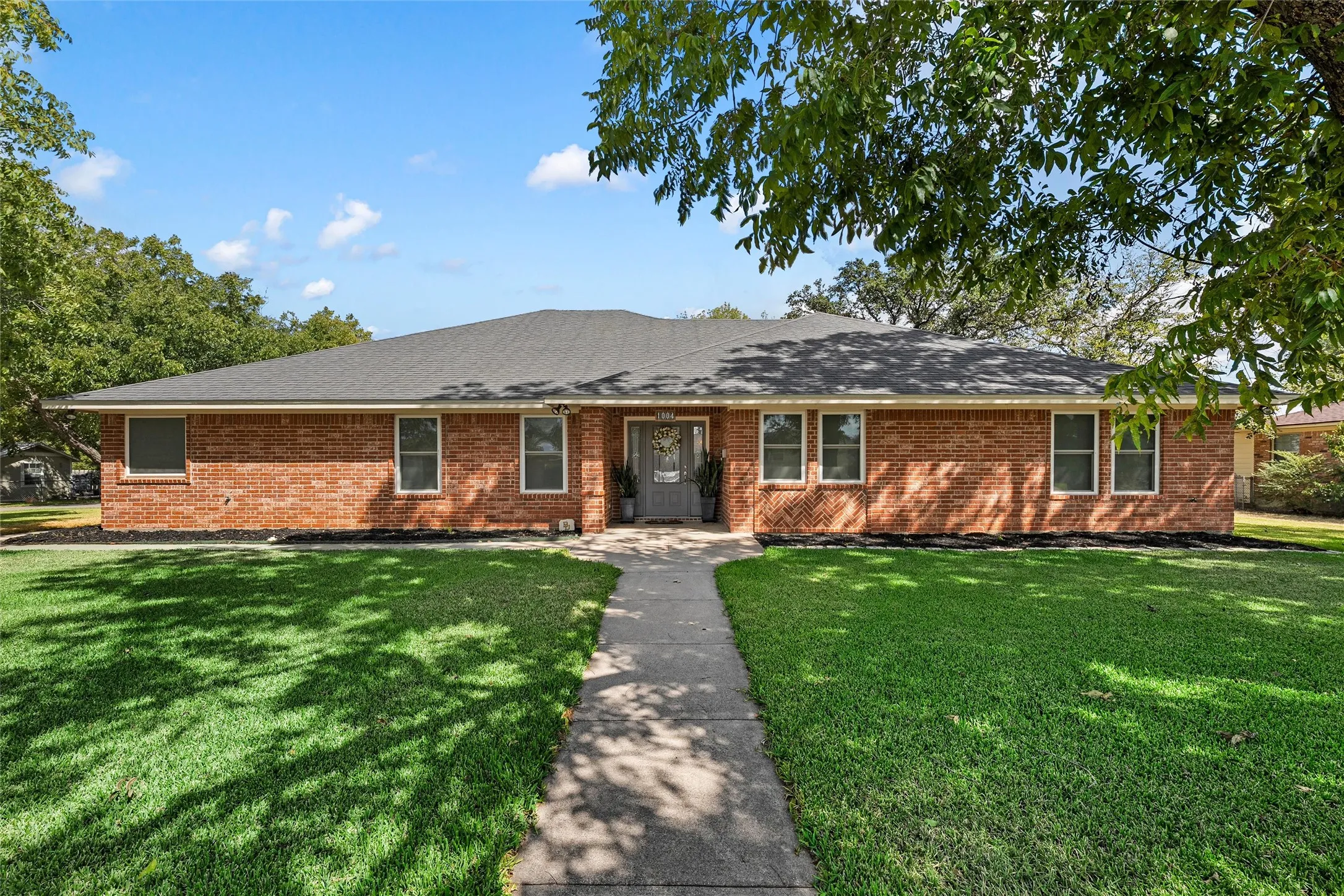 Single Family Residence For Sale in Mc Lennan County , 1004 N Main Street, West, Texas 76691, 3 Bedroom, 3 Bathroom, 2 Garage spaces, 2,301 Sqft, built in 2013, mls#21382923, Real Estate Agent in West, Homes For Sale in Mc Lennan county, Homes For Sale in West, Realtor in West Texas, Real Estate Brokerage Independent Realty Texas, Luminita Cordes Realtor