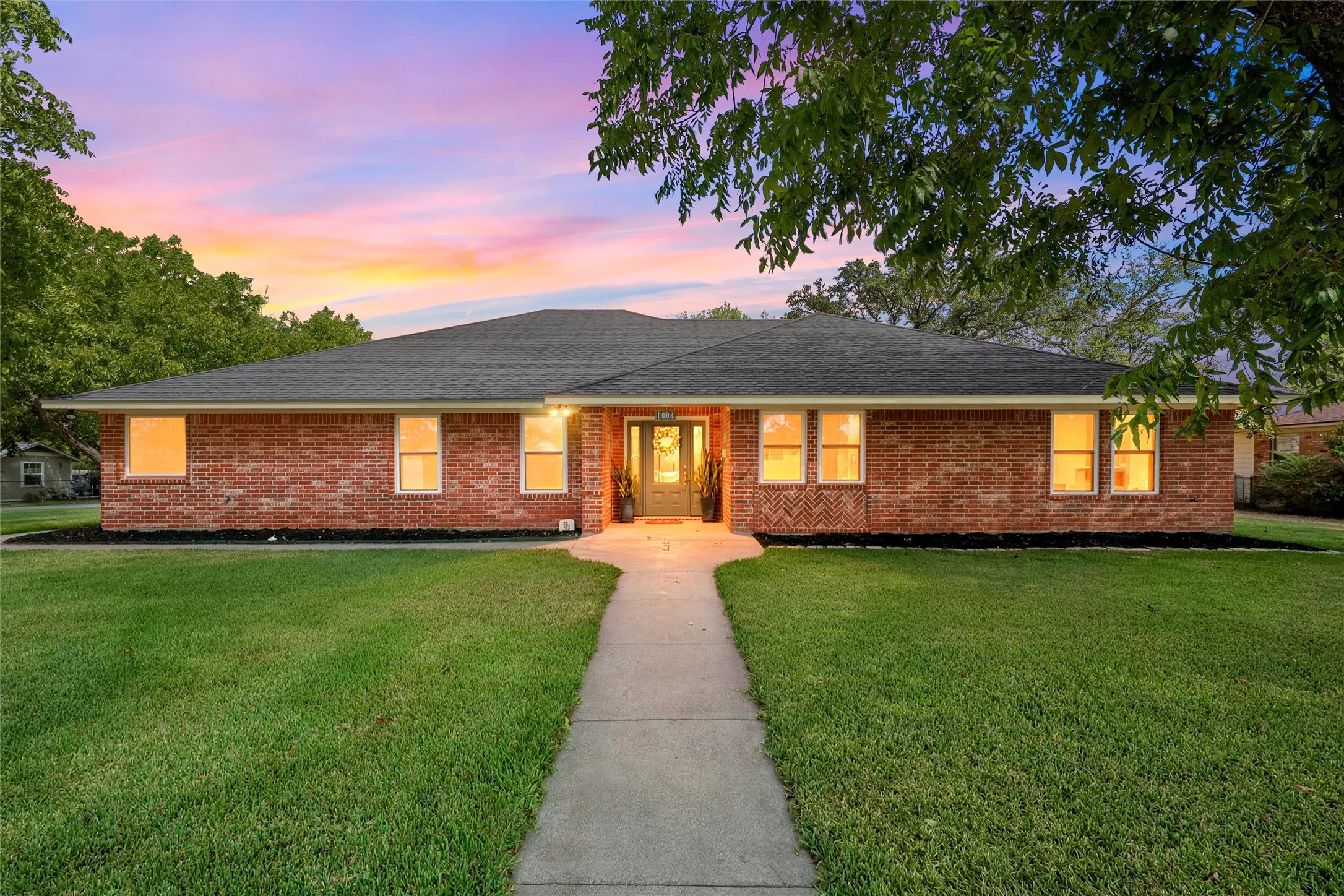 Single Family Residence For Sale in Mc Lennan County , 1004 N Main Street, West, Texas 76691, 3 Bedroom, 3 Bathroom, 2 Garage spaces, 2,301 Sqft, built in 2013, mls#21382923, Real Estate Agent in West, Homes For Sale in Mc Lennan county, Homes For Sale in West, Realtor in West Texas, Real Estate Brokerage Independent Realty Texas, Luminita Cordes Realtor