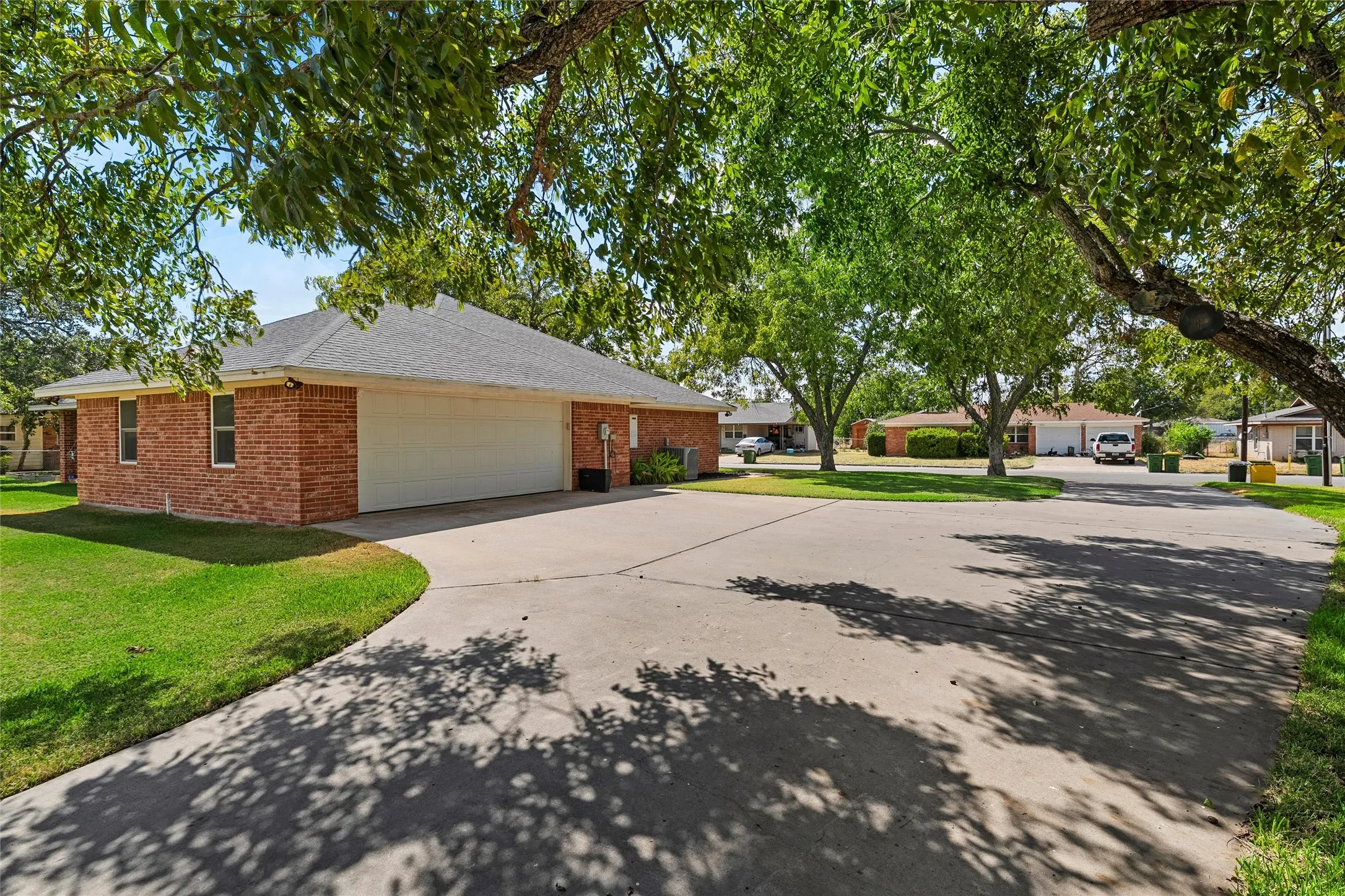 Single Family Residence For Sale in Mc Lennan County , 1004 N Main Street, West, Texas 76691, 3 Bedroom, 3 Bathroom, 2 Garage spaces, 2,301 Sqft, built in 2013, mls#21382923, Real Estate Agent in West, Homes For Sale in Mc Lennan county, Homes For Sale in West, Realtor in West Texas, Real Estate Brokerage Independent Realty Texas, Luminita Cordes Realtor