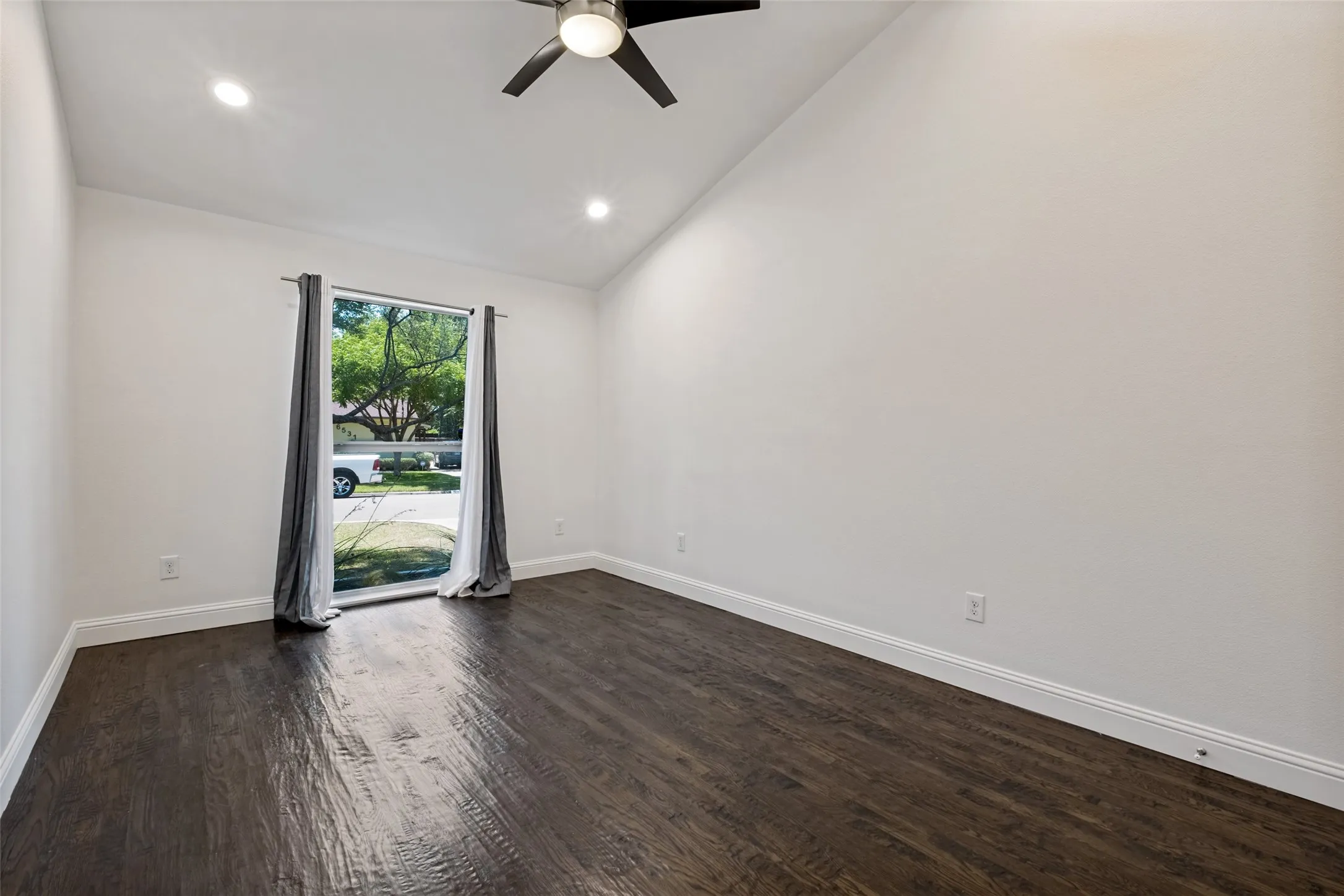 Single Family Residence For Sale in Dallas County , 6524 Kenwell Street, Dallas, Texas 75209, 3 Bedroom, 3 Bathroom, 2 Garage spaces, 2,020 Sqft, built in 1948, mls#21384007, Real Estate Agent in Dallas, Homes For Sale in Dallas county, Homes For Sale in Dallas, Realtor in Dallas Texas, Real Estate Brokerage Independent Realty Texas, Luminita Cordes Realtor
