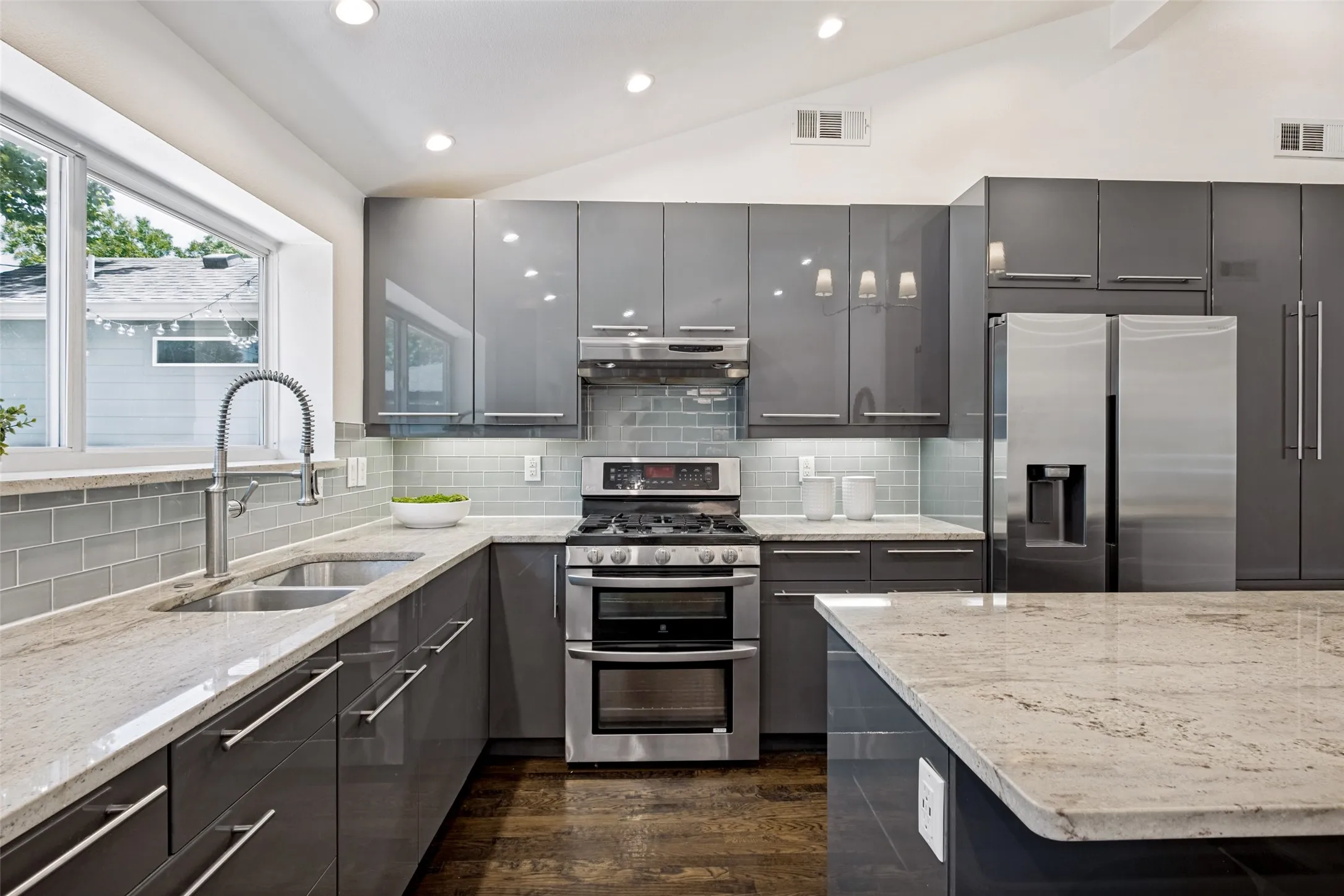 Single Family Residence For Sale in Dallas County , 6524 Kenwell Street, Dallas, Texas 75209, 3 Bedroom, 3 Bathroom, 2 Garage spaces, 2,020 Sqft, built in 1948, mls#21384007, Real Estate Agent in Dallas, Homes For Sale in Dallas county, Homes For Sale in Dallas, Realtor in Dallas Texas, Real Estate Brokerage Independent Realty Texas, Luminita Cordes Realtor