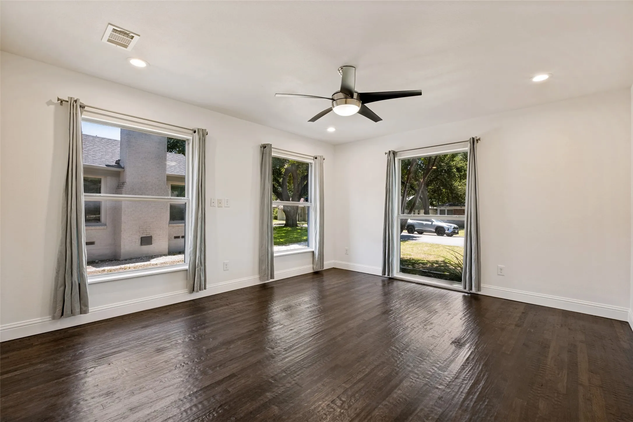 Single Family Residence For Sale in Dallas County , 6524 Kenwell Street, Dallas, Texas 75209, 3 Bedroom, 3 Bathroom, 2 Garage spaces, 2,020 Sqft, built in 1948, mls#21384007, Real Estate Agent in Dallas, Homes For Sale in Dallas county, Homes For Sale in Dallas, Realtor in Dallas Texas, Real Estate Brokerage Independent Realty Texas, Luminita Cordes Realtor
