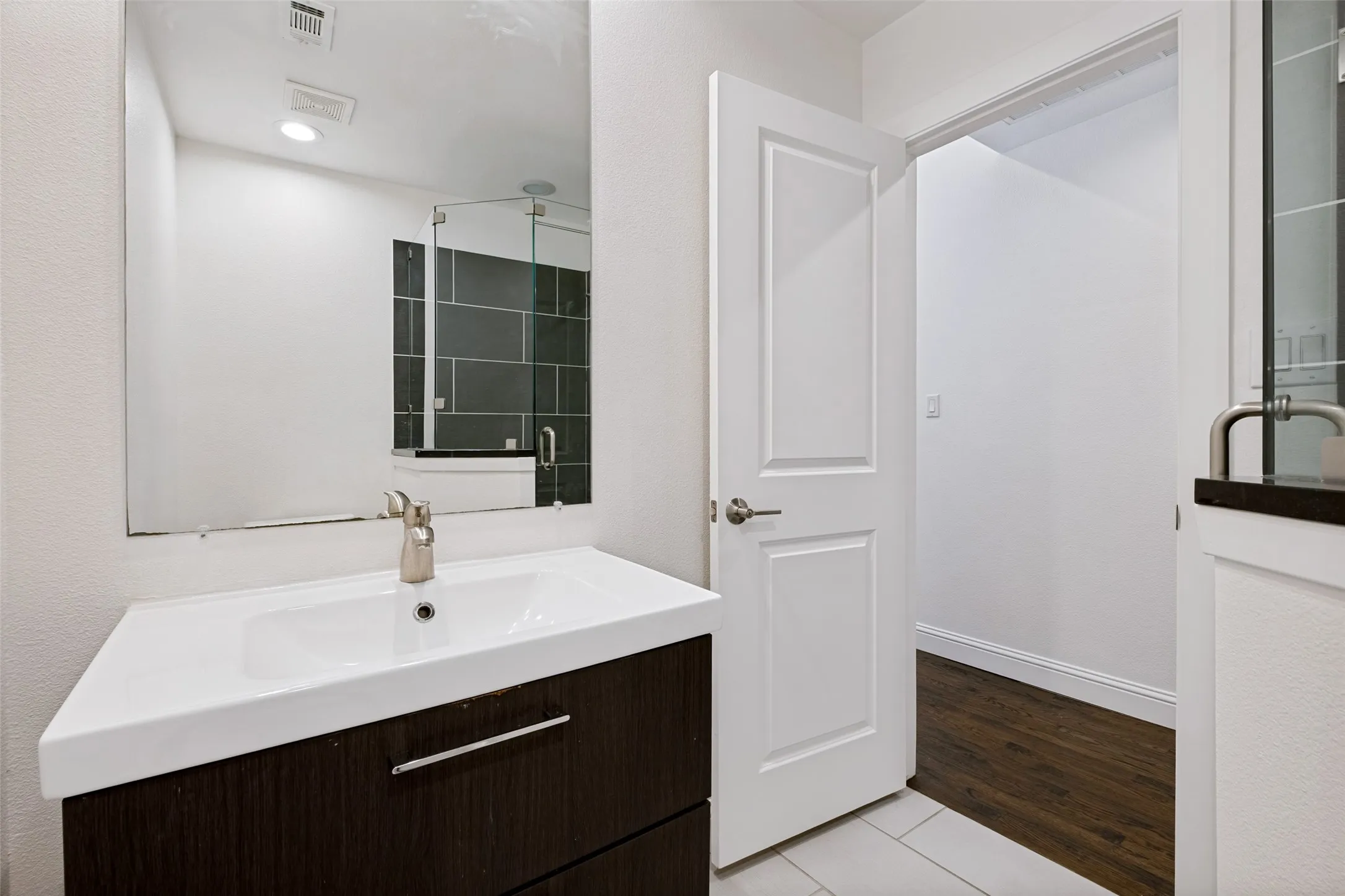 Single Family Residence For Sale in Dallas County , 6524 Kenwell Street, Dallas, Texas 75209, 3 Bedroom, 3 Bathroom, 2 Garage spaces, 2,020 Sqft, built in 1948, mls#21384007, Real Estate Agent in Dallas, Homes For Sale in Dallas county, Homes For Sale in Dallas, Realtor in Dallas Texas, Real Estate Brokerage Independent Realty Texas, Luminita Cordes Realtor