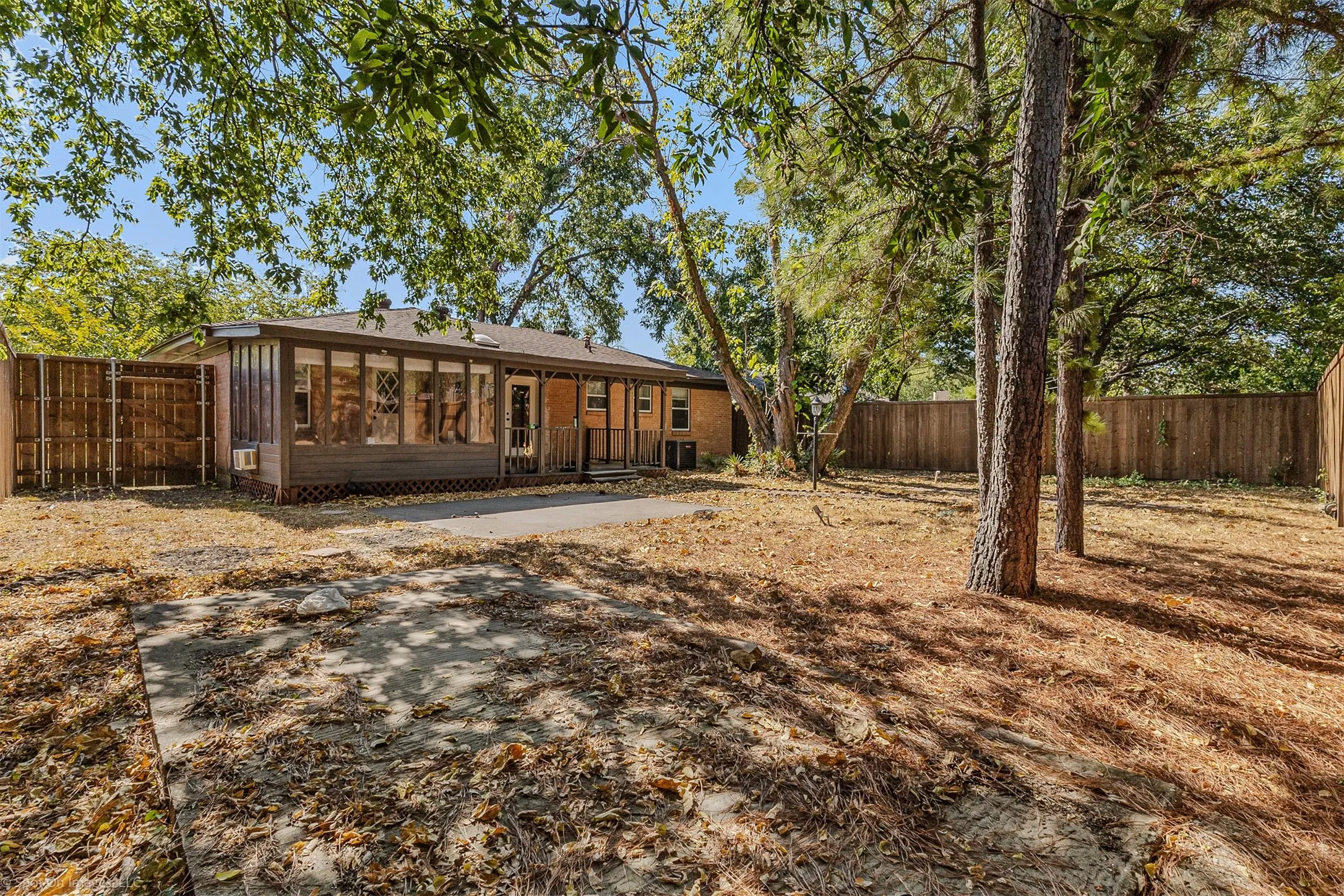 Single Family Residence For Rent in Dallas County , 1351 Dell Oak Drive, Dallas, Texas 75217, 3 Bedroom, 3 Bathroom, 2 Garage spaces, 1,413 Sqft, built in 1958, mls#21377388, Real Estate Agent in Dallas, Homes For Rent in Dallas county, Homes For Rent in Dallas, Realtor in Dallas Texas, Real Estate Brokerage Independent Realty Texas, Luminita Cordes Realtor