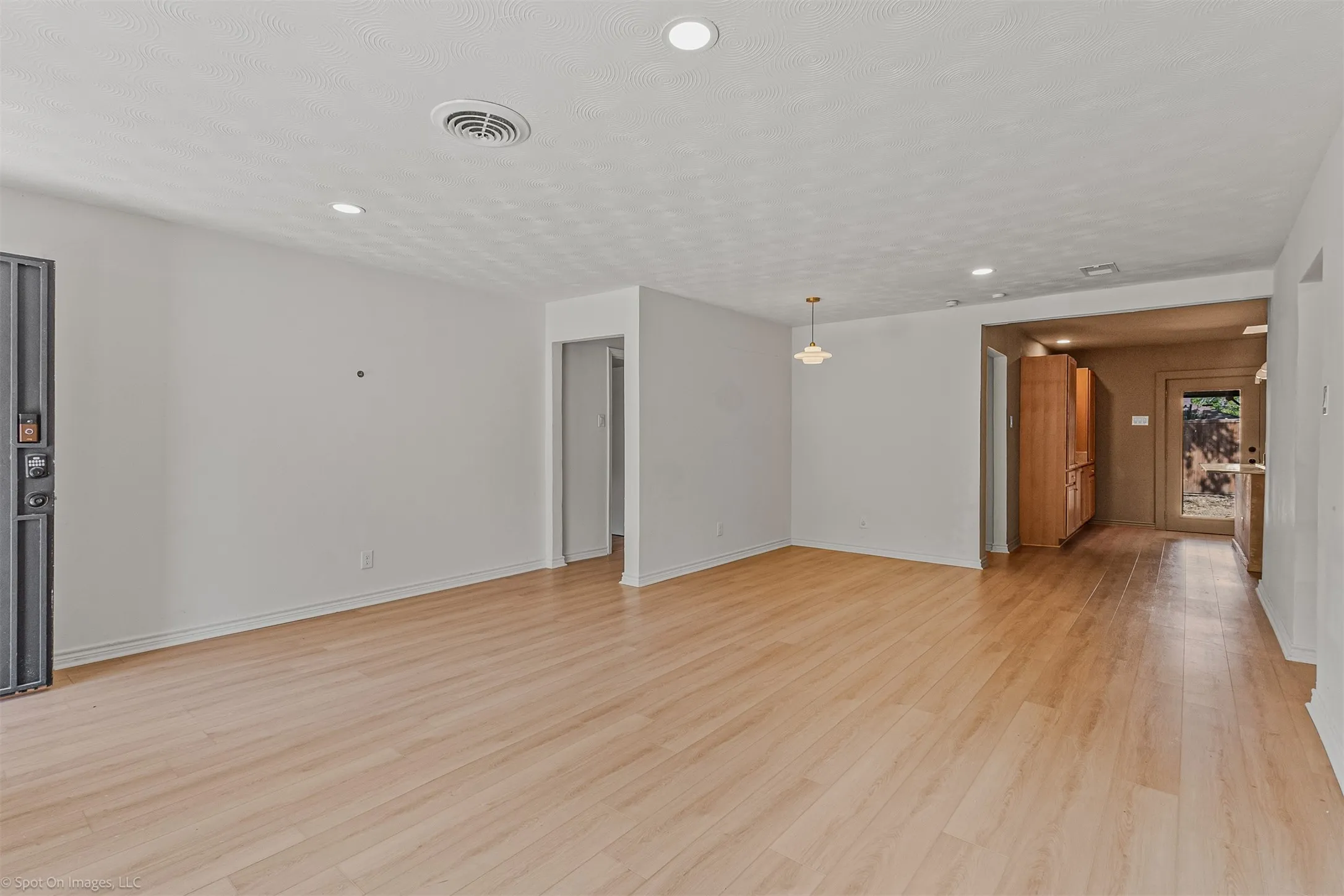 Single Family Residence For Rent in Dallas County , 1351 Dell Oak Drive, Dallas, Texas 75217, 3 Bedroom, 3 Bathroom, 2 Garage spaces, 1,413 Sqft, built in 1958, mls#21377388, Real Estate Agent in Dallas, Homes For Rent in Dallas county, Homes For Rent in Dallas, Realtor in Dallas Texas, Real Estate Brokerage Independent Realty Texas, Luminita Cordes Realtor