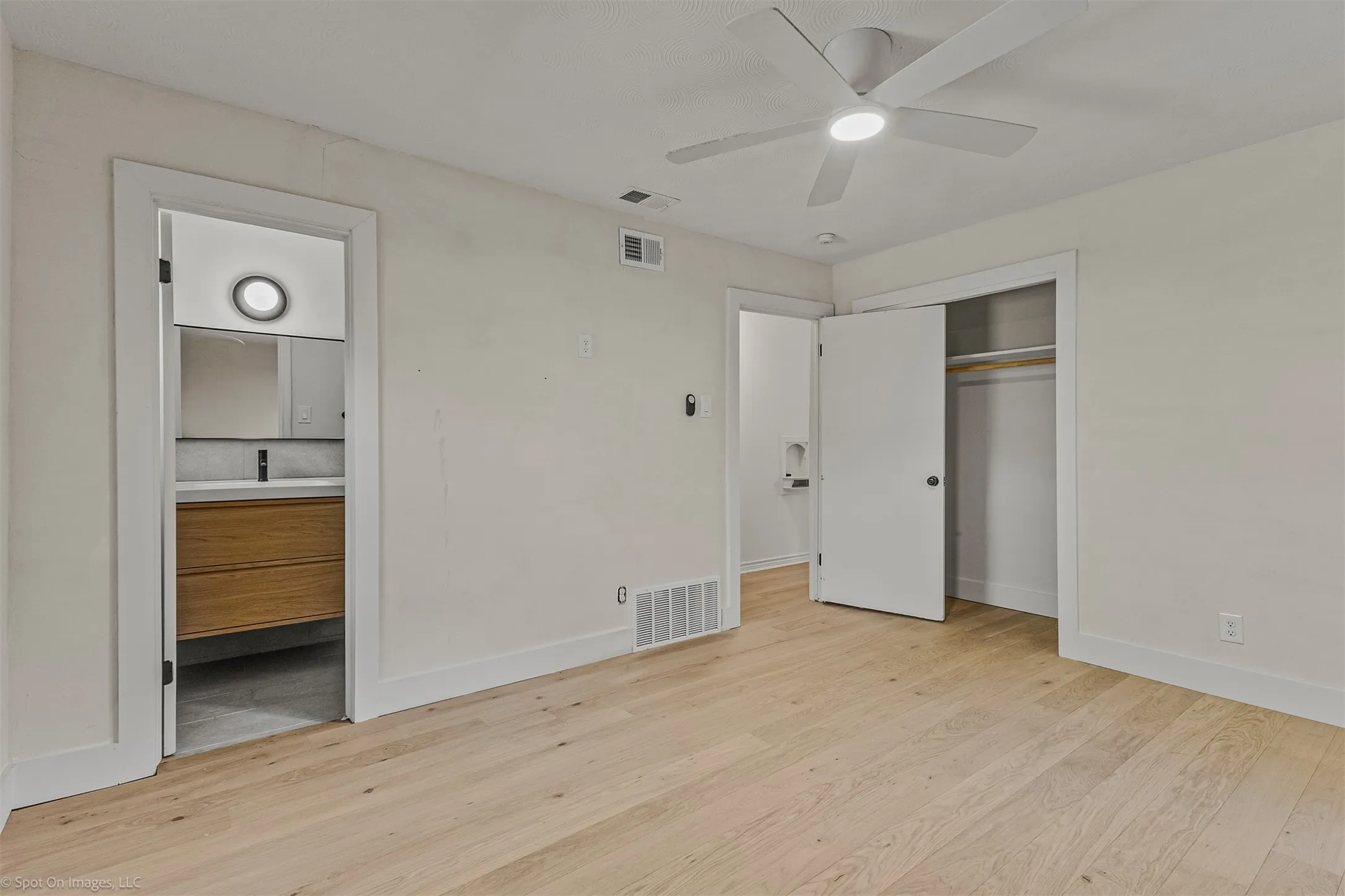 Single Family Residence For Rent in Dallas County , 1351 Dell Oak Drive, Dallas, Texas 75217, 3 Bedroom, 3 Bathroom, 2 Garage spaces, 1,413 Sqft, built in 1958, mls#21377388, Real Estate Agent in Dallas, Homes For Rent in Dallas county, Homes For Rent in Dallas, Realtor in Dallas Texas, Real Estate Brokerage Independent Realty Texas, Luminita Cordes Realtor