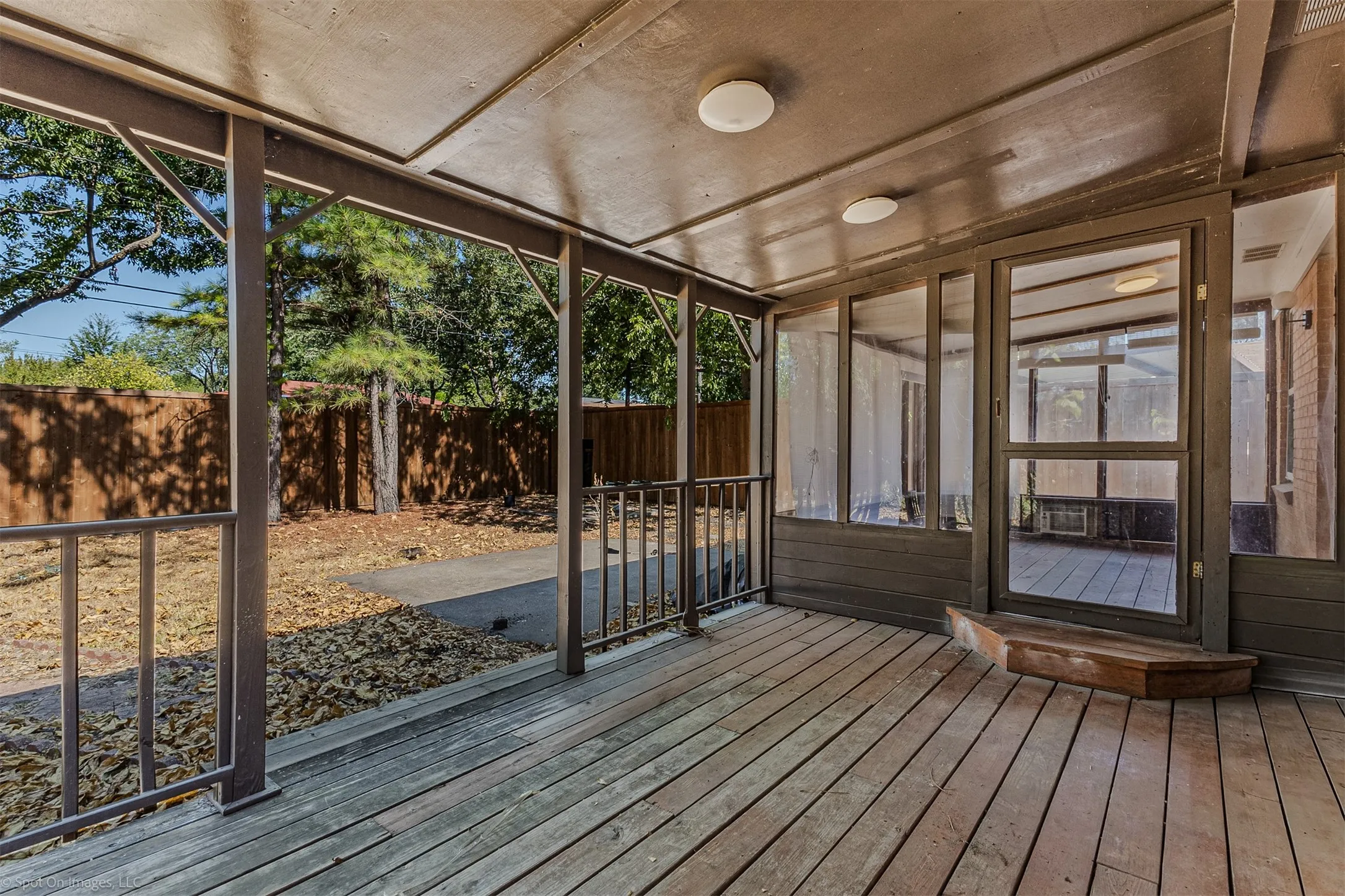 Single Family Residence For Rent in Dallas County , 1351 Dell Oak Drive, Dallas, Texas 75217, 3 Bedroom, 3 Bathroom, 2 Garage spaces, 1,413 Sqft, built in 1958, mls#21377388, Real Estate Agent in Dallas, Homes For Rent in Dallas county, Homes For Rent in Dallas, Realtor in Dallas Texas, Real Estate Brokerage Independent Realty Texas, Luminita Cordes Realtor