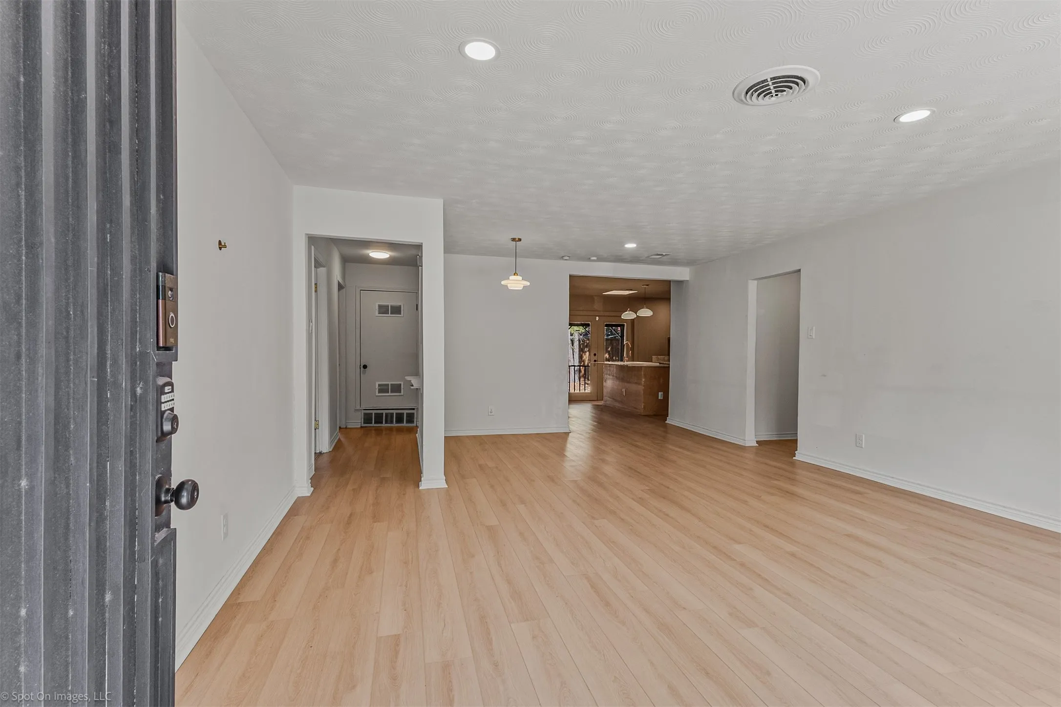 Single Family Residence For Rent in Dallas County , 1351 Dell Oak Drive, Dallas, Texas 75217, 3 Bedroom, 3 Bathroom, 2 Garage spaces, 1,413 Sqft, built in 1958, mls#21377388, Real Estate Agent in Dallas, Homes For Rent in Dallas county, Homes For Rent in Dallas, Realtor in Dallas Texas, Real Estate Brokerage Independent Realty Texas, Luminita Cordes Realtor