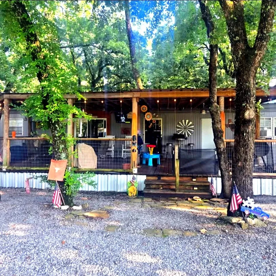 Mobile Home For Sale in Grayson County , 512 Mill Creek Resort Road 11, Pottsboro, Texas 75076, 3 Bedroom, 2 Bathroom, Garage spaces, 1,008 Sqft, built in 1969, mls#21381684, Real Estate Agent in Pottsboro, Homes For Sale in Grayson county, Homes For Sale in Pottsboro, Realtor in Pottsboro Texas, Real Estate Brokerage Independent Realty Texas, Luminita Cordes Realtor