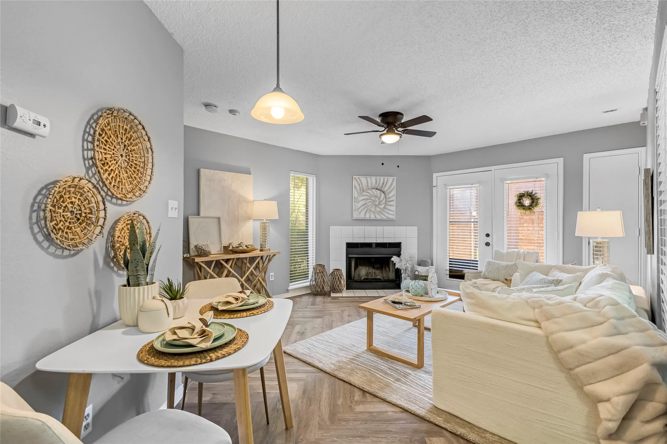 Cozy 1 Bedroom, 1 Bath, First Floor Condo in Oak Creek Condominiums.