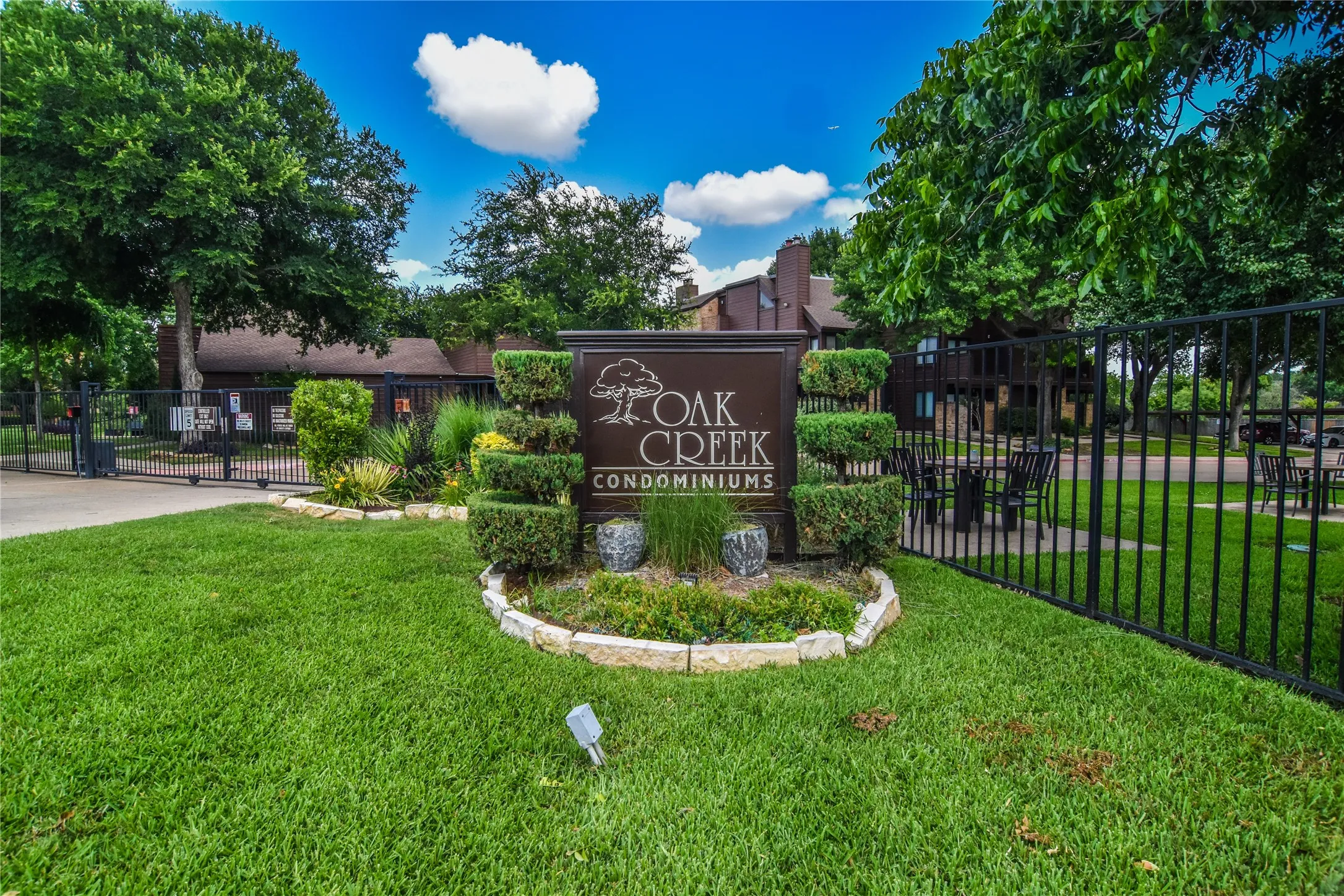 1 bedroom, 1 bath, first floor condo located close to AT&T Stadium and DFW Airport.