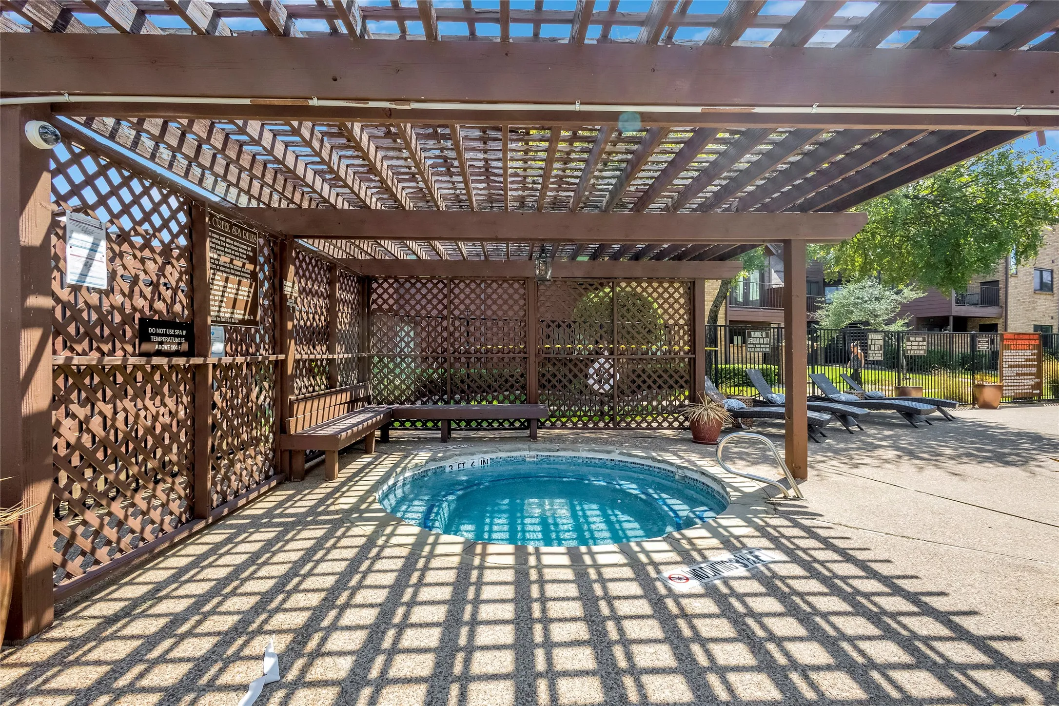 Condominium For Sale in Tarrant County , 1700 Baird Farm Circle 1103, Arlington, Texas 76006, 1 Bedroom, 1 Bathroom, Garage spaces, 547 Sqft, built in 1984, mls#21378389, Real Estate Agent in Arlington, Homes For Sale in Tarrant county, Homes For Sale in Arlington, Realtor in Arlington Texas, Real Estate Brokerage Independent Realty Texas, Luminita Cordes Realtor